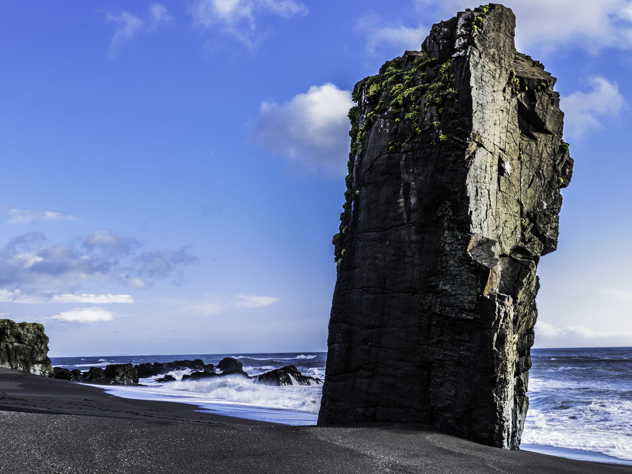 Canon EF 24-70mm F2.8L II USM sample photo. Rock on beach photography