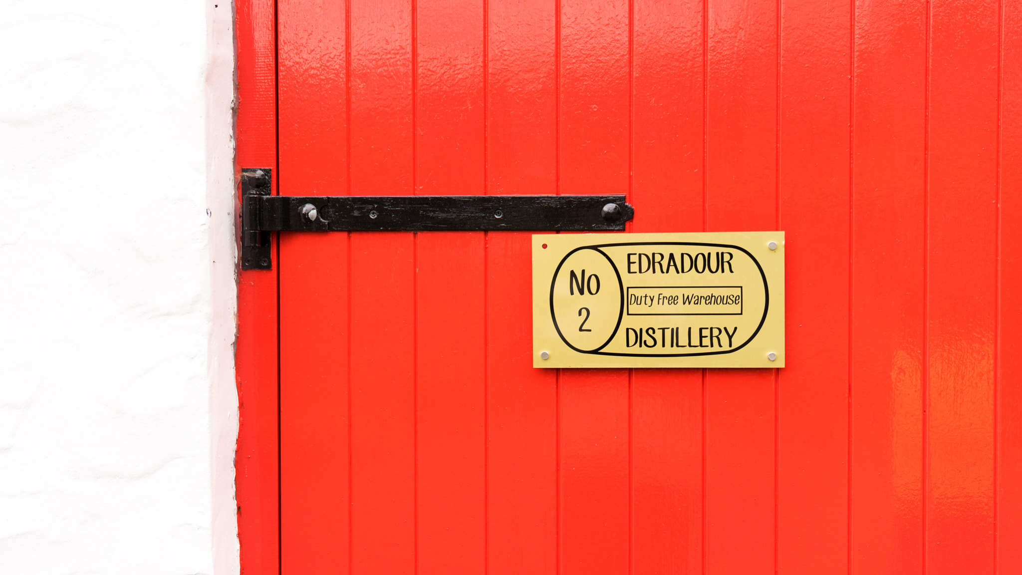 Sony a7 + Sony FE 24-70mm F2.8 GM sample photo. Edradour distillery red door photography