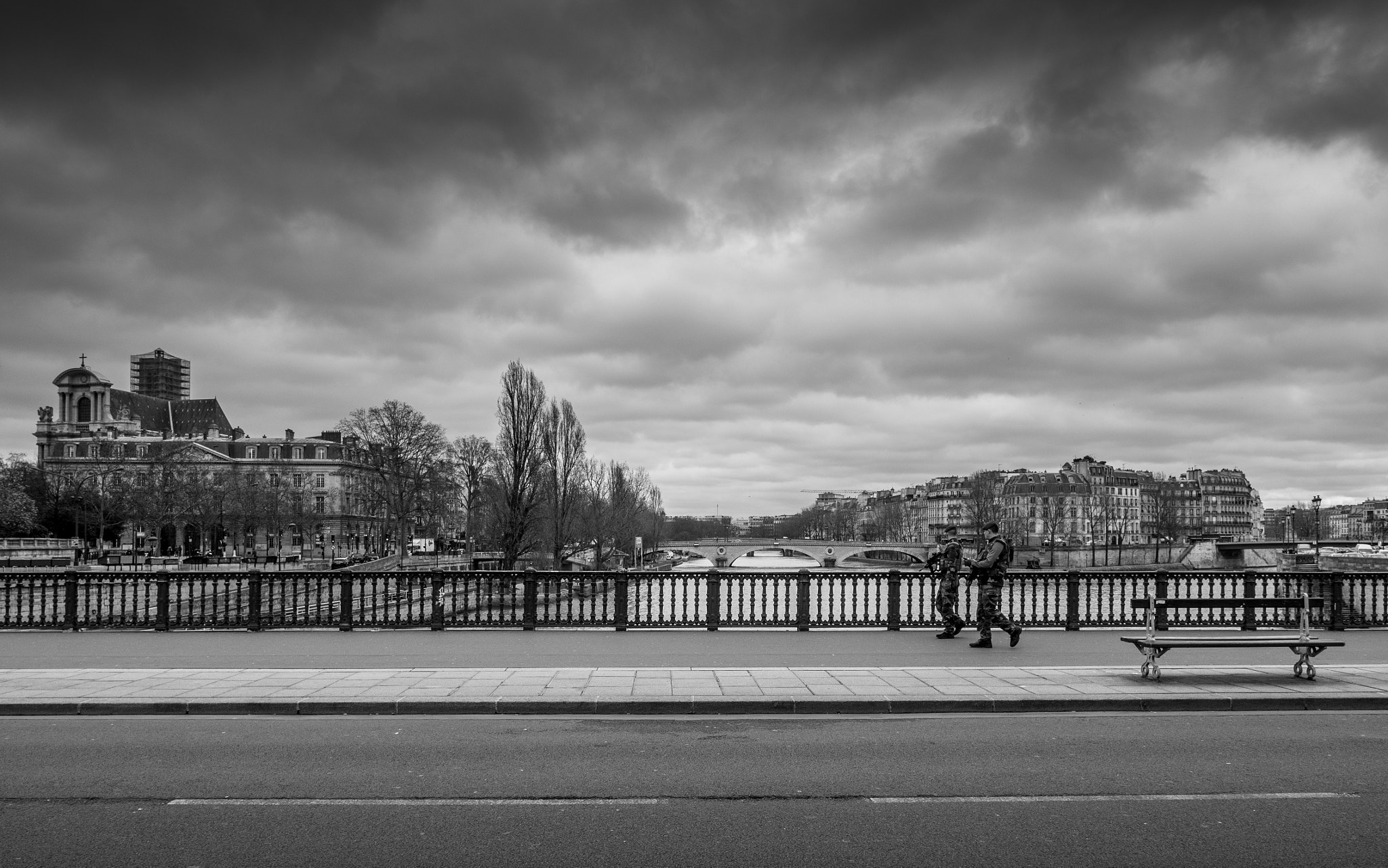 Olympus OM-D E-M5 II sample photo. Shadows over paris photography