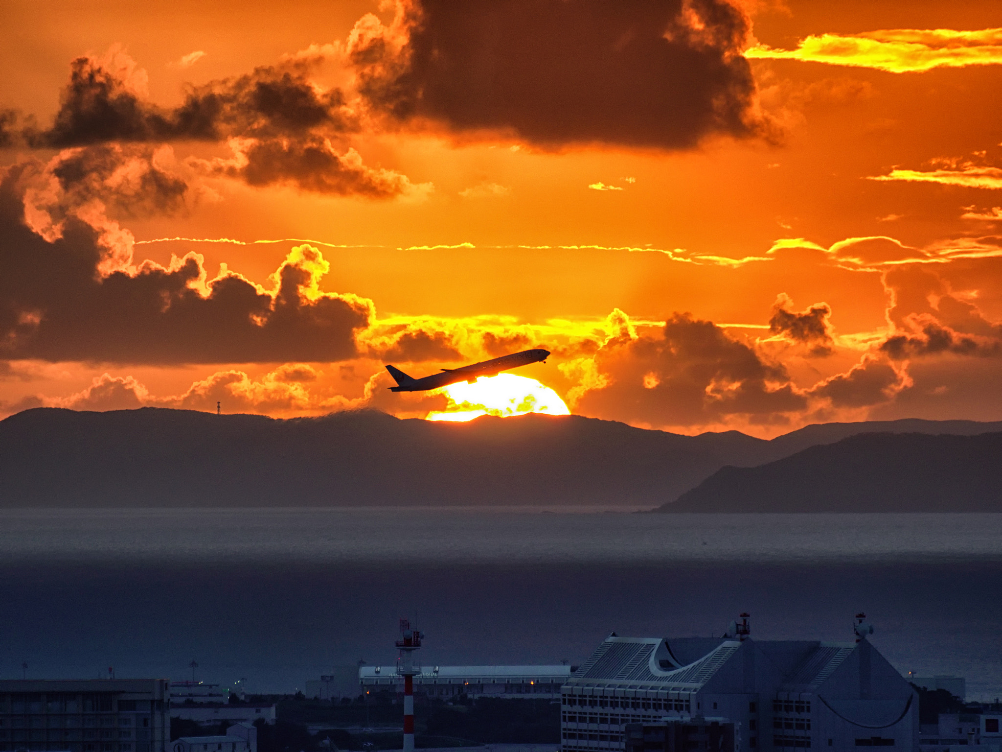 Olympus Zuiko Digital ED 70-300mm F4.0-5.6 sample photo. Okinawa sunset and airplane photography