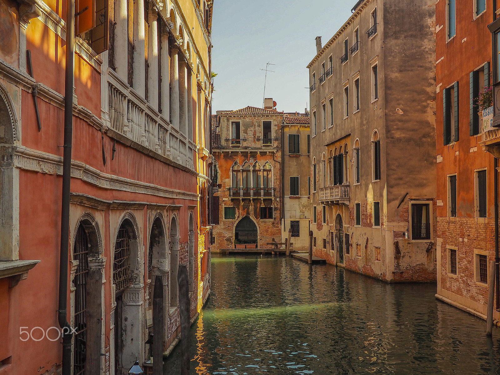 Olympus OM-D E-M1 + Panasonic Lumix G 20mm F1.7 ASPH sample photo. Lonely venice photography