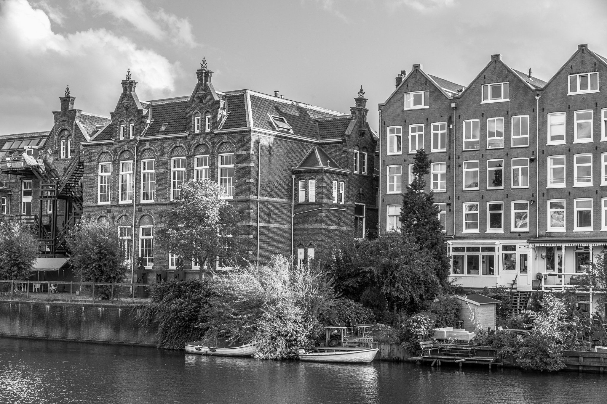 Canon EOS 760D (EOS Rebel T6s / EOS 8000D) + Canon EF-S 15-85mm F3.5-5.6 IS USM sample photo. Amsterdam black and white photography