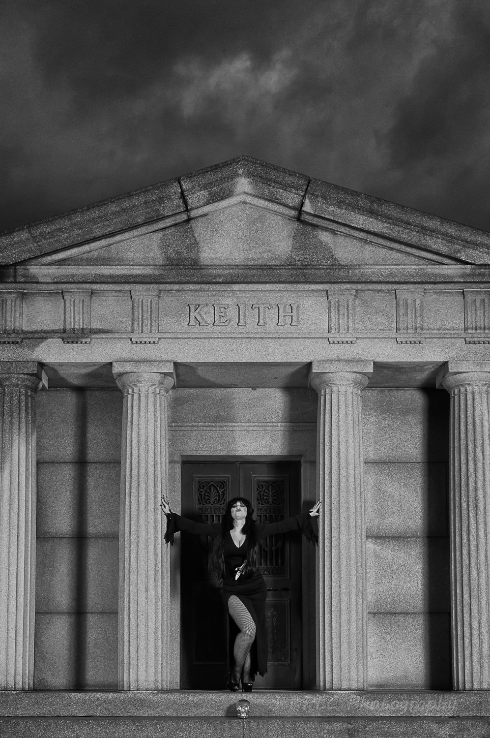 Sony SLT-A57 sample photo. Elvira visiting the cemetery photography