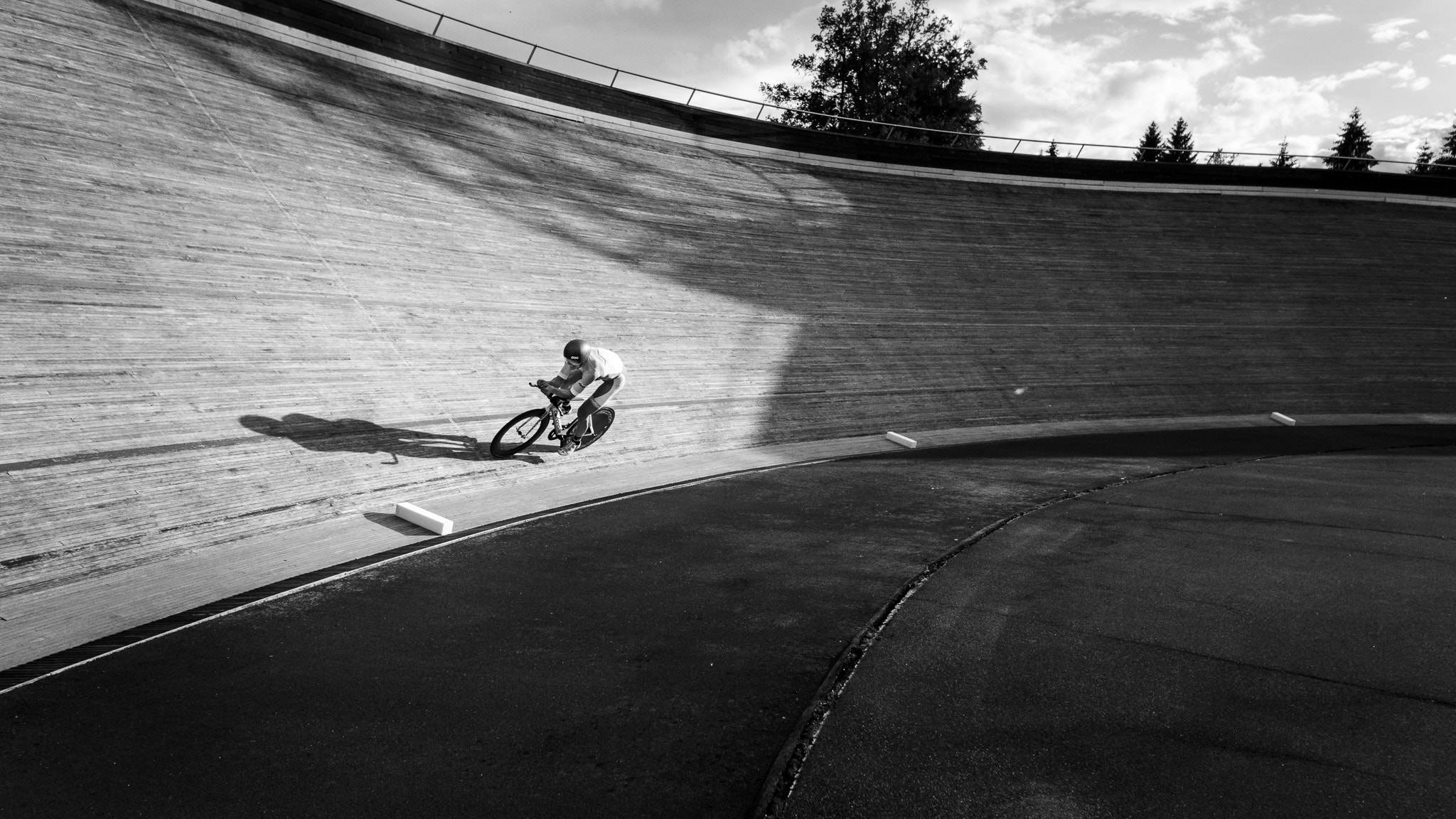 Canon EOS 7D + Sigma 8-16mm F4.5-5.6 DC HSM sample photo. Hour record velodrome photography