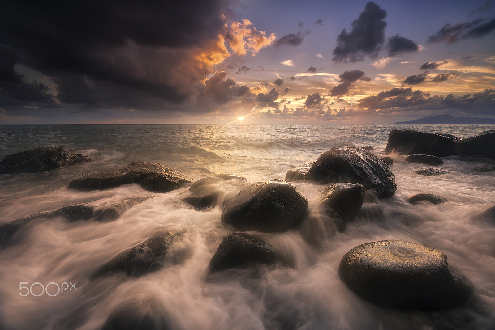 Sony a7R II + Voigtlander SUPER WIDE-HELIAR 15mm F4.5 III sample photo. The last sunset of september photography