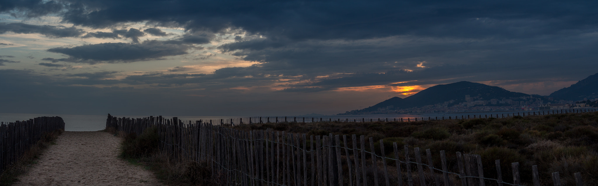 Canon EF-S 17-85mm F4-5.6 IS USM sample photo. To the sea photography