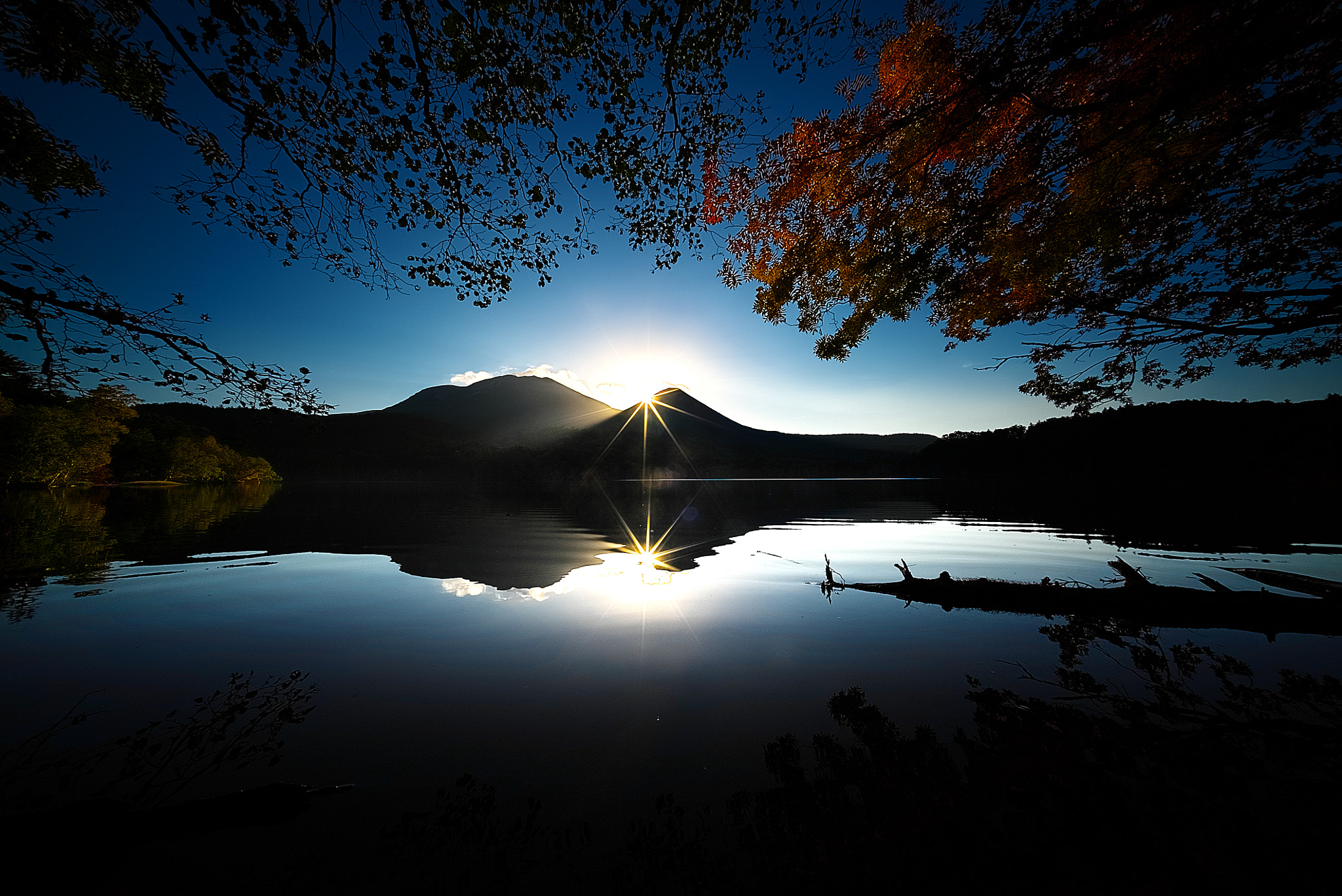 E 10mm F5.6 sample photo. First rays of the new rising sun photography