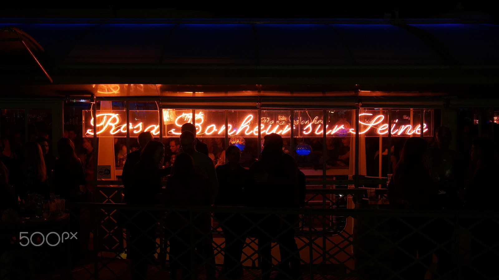 Sony Alpha NEX-5R + Sony E 18-50mm F4-5.6 sample photo. Floating bar photography