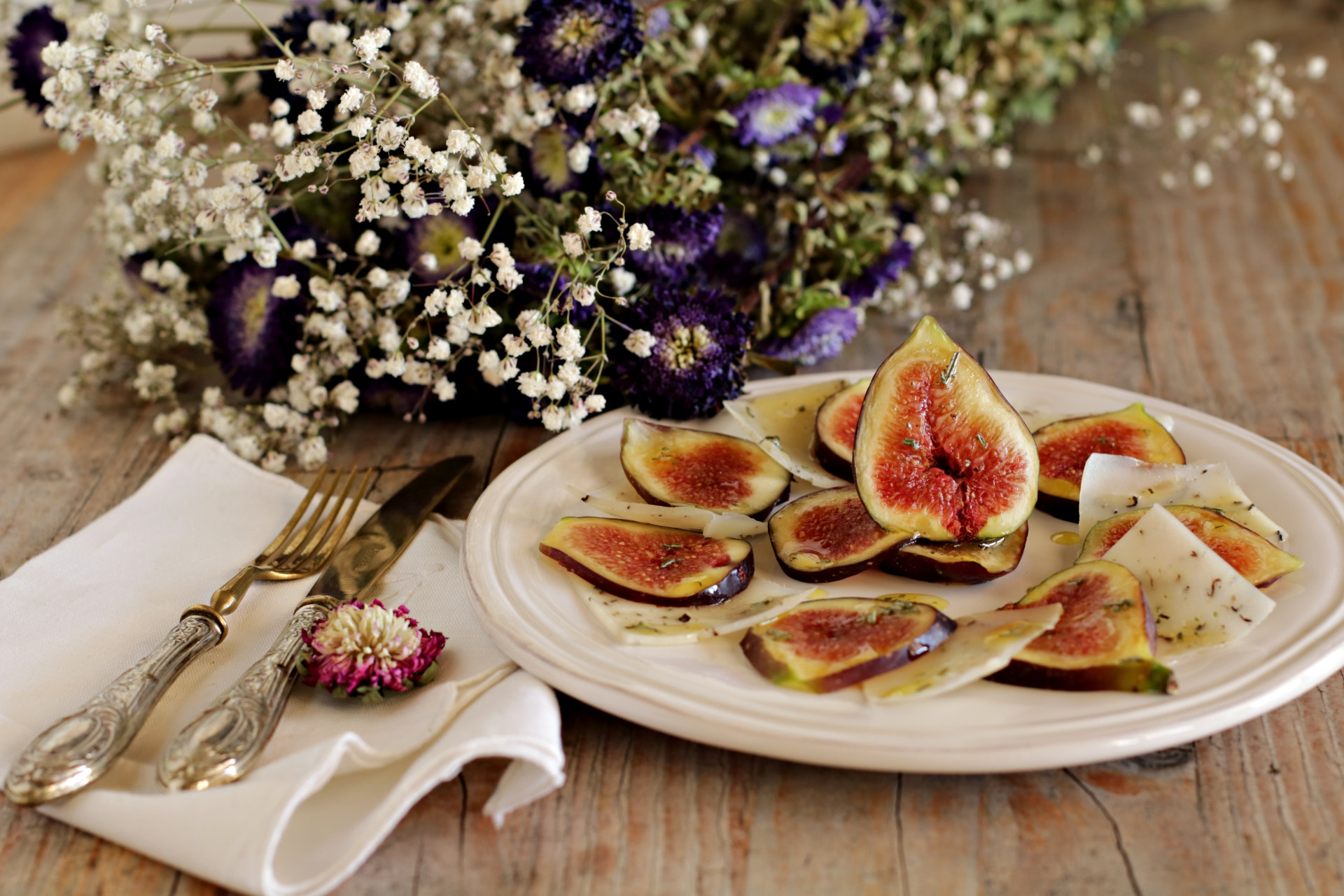 Canon EOS 760D (EOS Rebel T6s / EOS 8000D) + Canon EF 50mm F1.4 USM sample photo. Carpaccio di fichi - slice figs photography