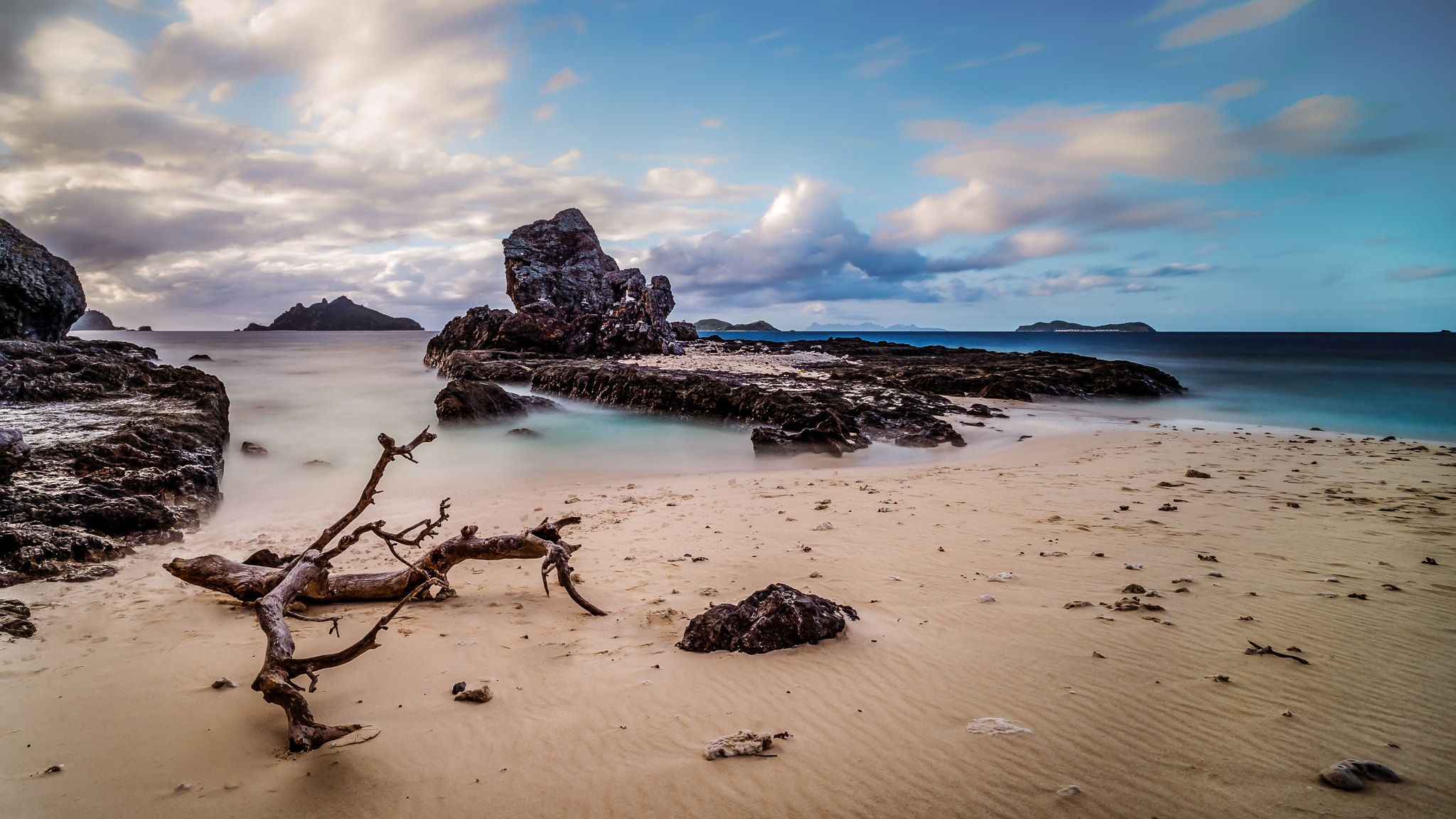 Voigtlander Super Wide-Heliar 15mm f/4.5 Aspherical III sample photo. On the rocks photography