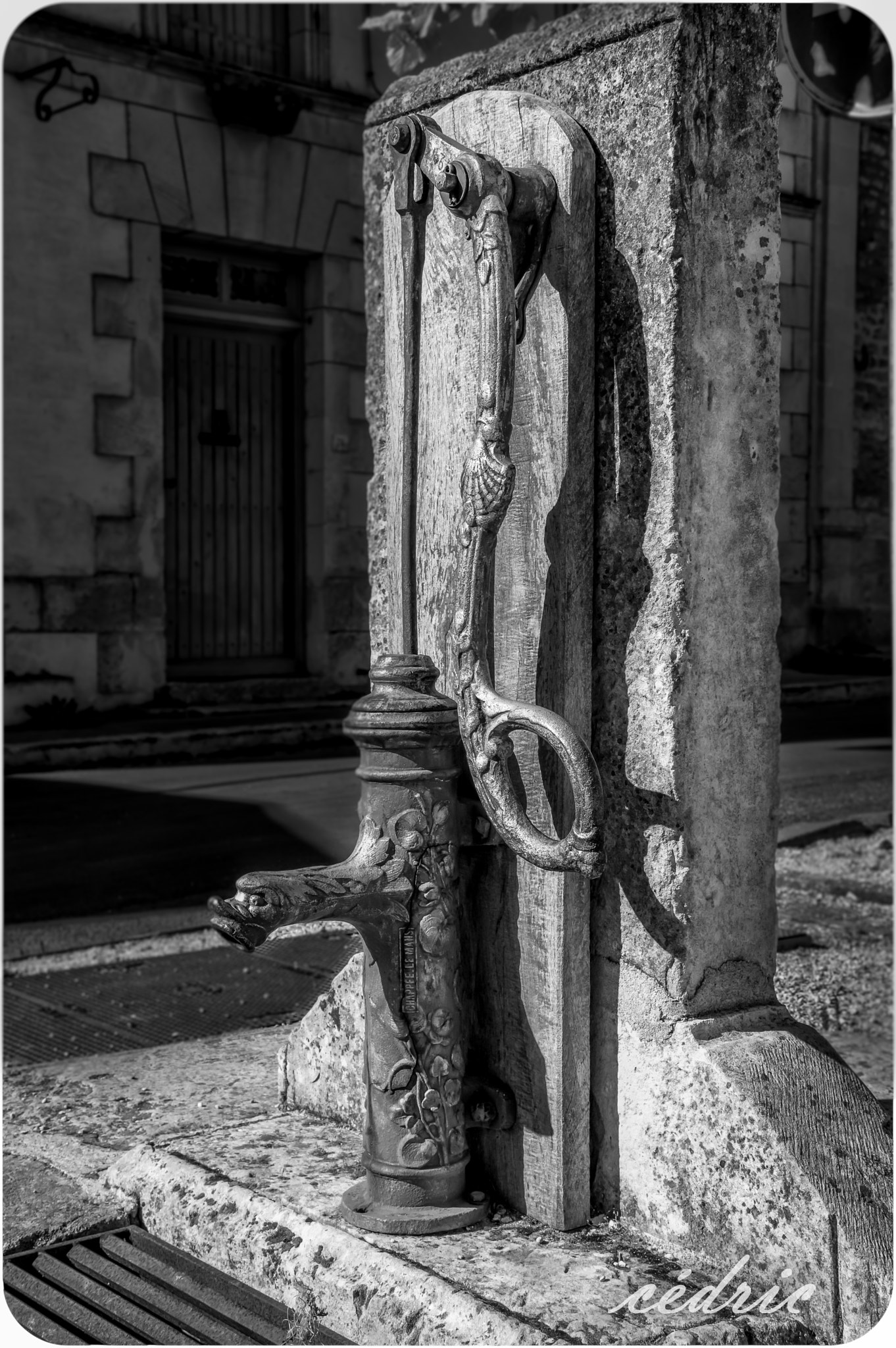 Pentax K-3 II + Sigma 18-200mm F3.5-6.3 II DC OS HSM sample photo. Ancienne pompe au village de mornac photography