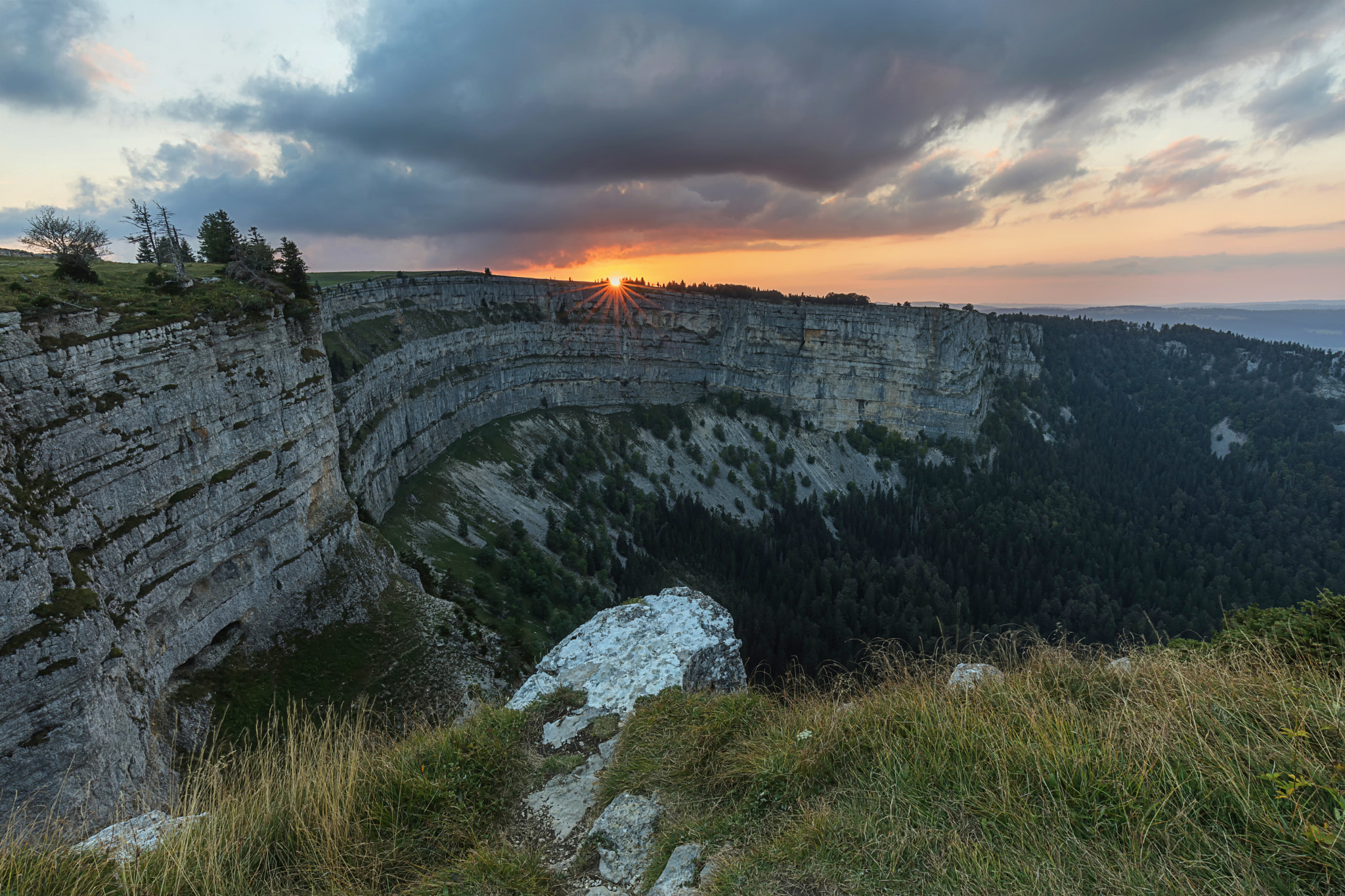 Canon EF 16-35mm F4L IS USM sample photo. Creux du van photography