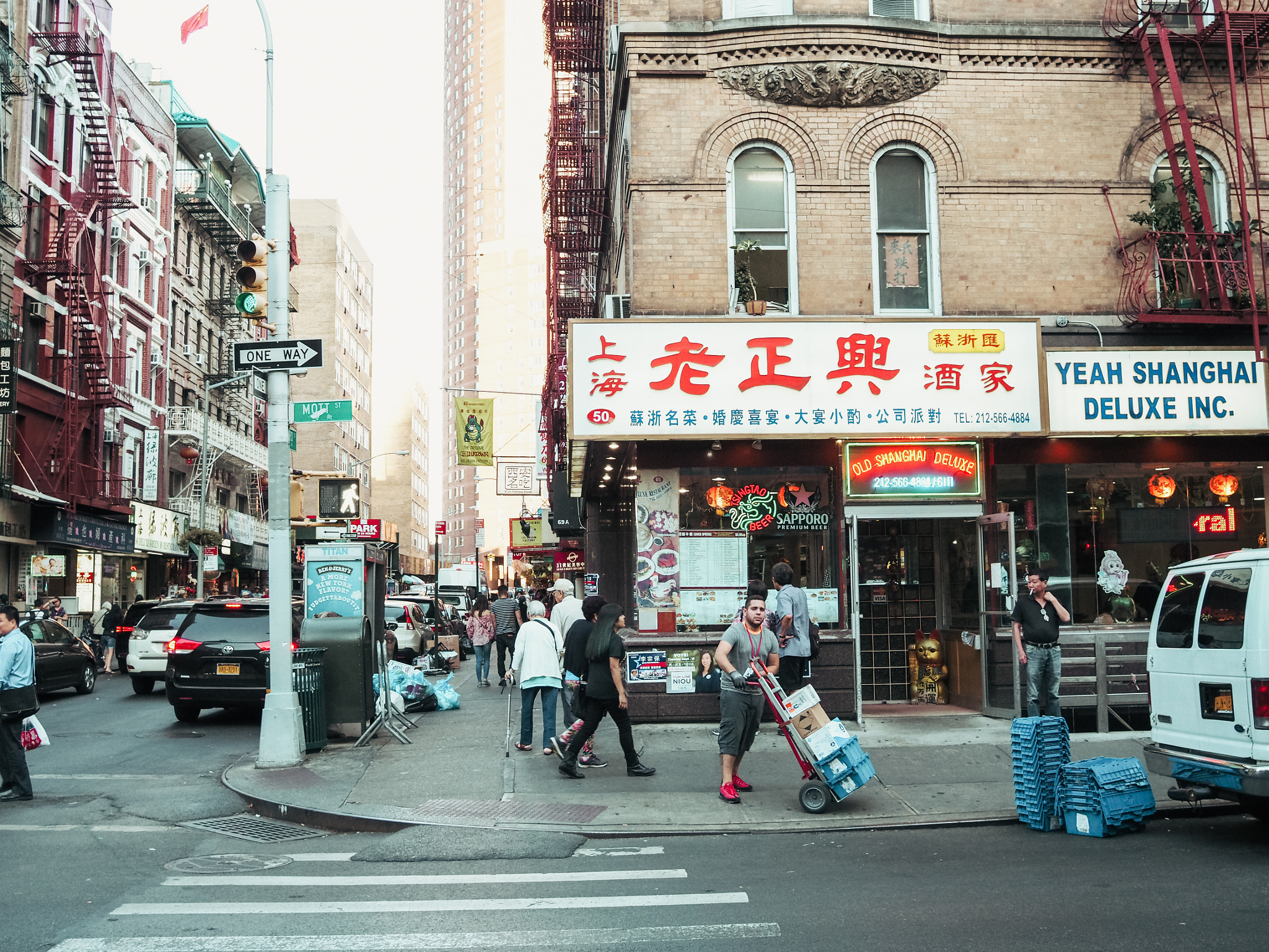 Olympus OM-D E-M10 + Sigma 19mm F2.8 DN Art sample photo. Chinatown photography