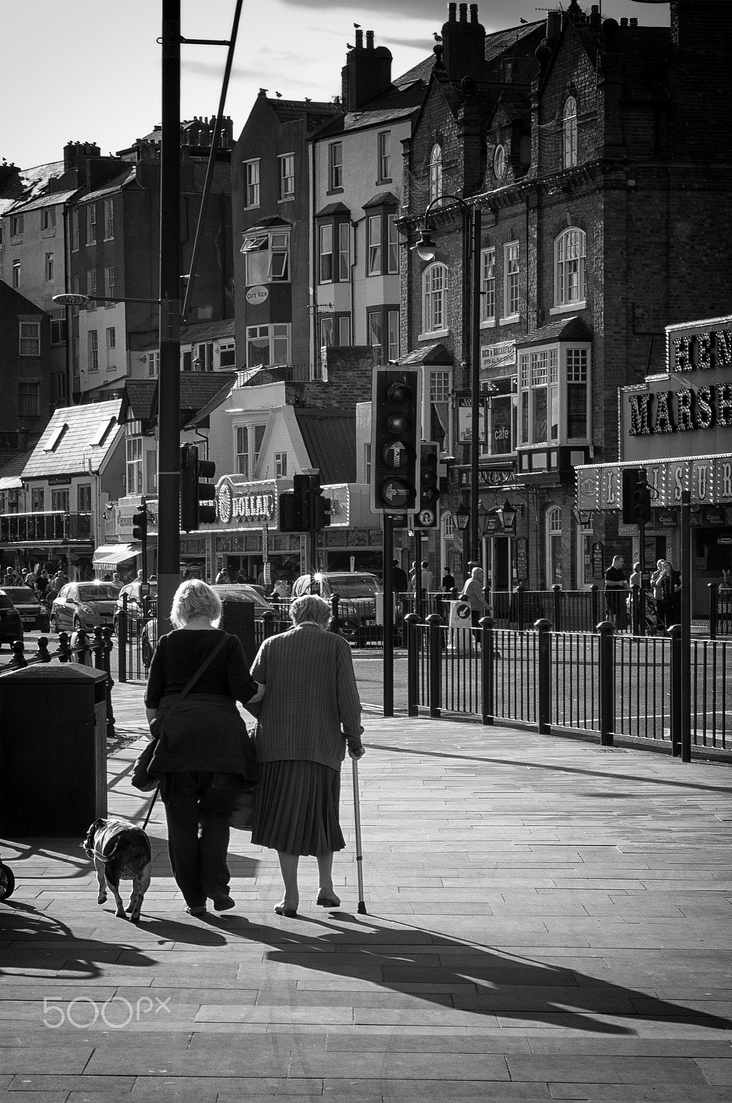 Nikon D300 + AF Zoom-Nikkor 24-120mm f/3.5-5.6D IF sample photo. Out for a walk along the seafront photography