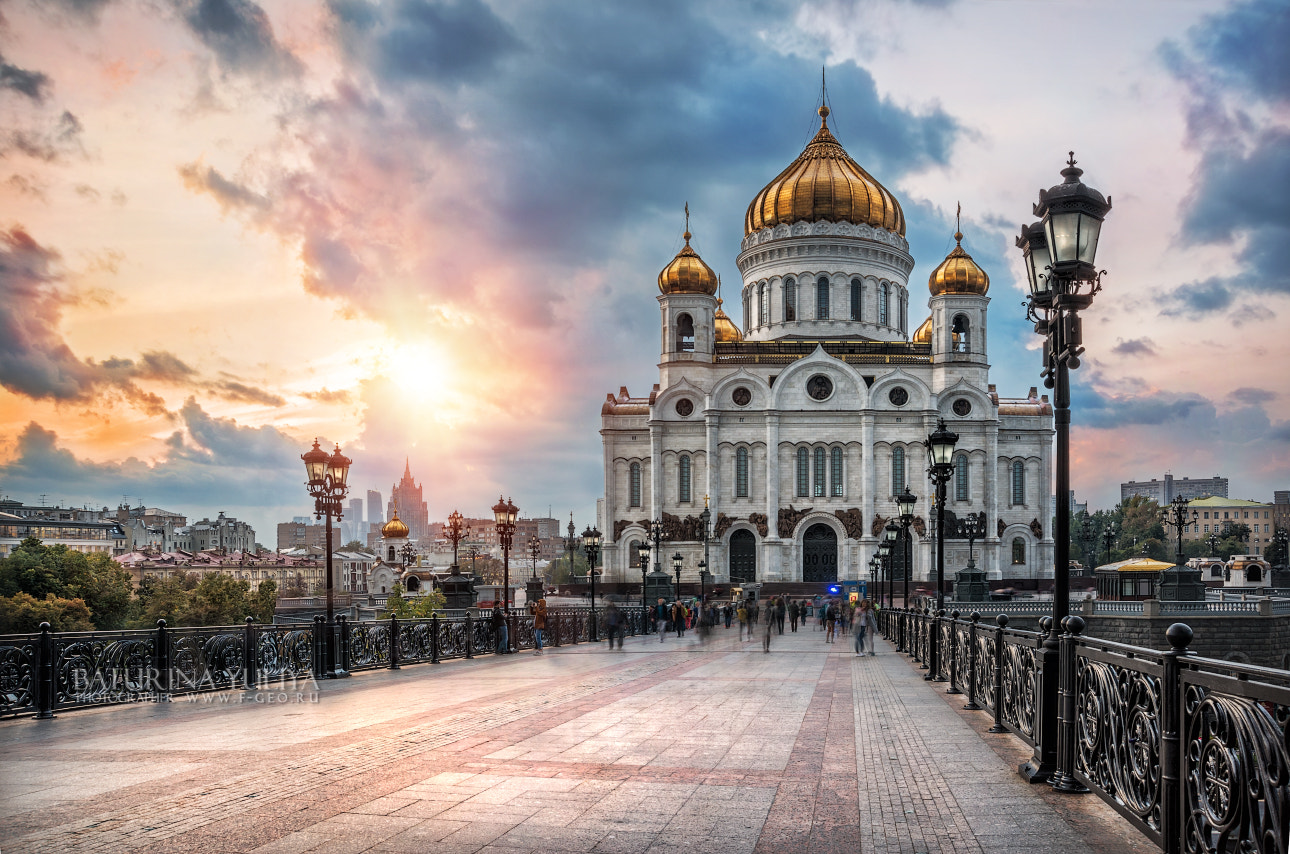 Nikon D800 + AF Zoom-Nikkor 28-70mm f/3.5-4.5D sample photo. Many people at the cathedral of christ the savior photography