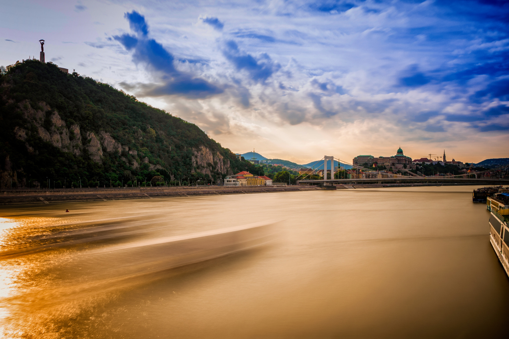 Nikon D5500 + AF Zoom-Nikkor 24-120mm f/3.5-5.6D IF sample photo. Budapest golden hour photography