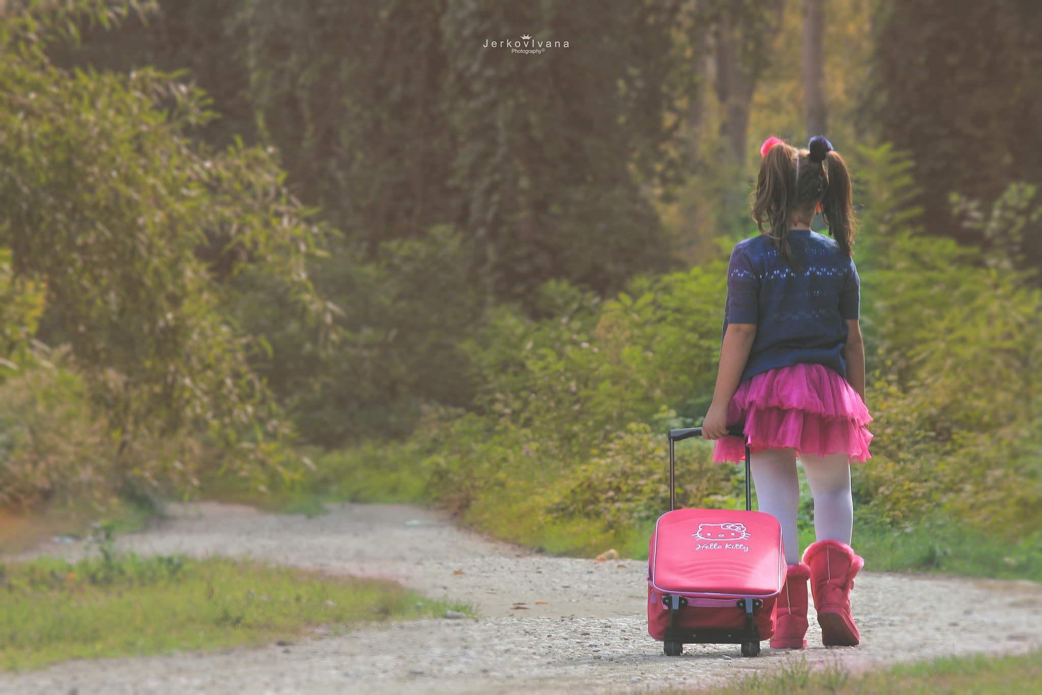 Canon EOS 550D (EOS Rebel T2i / EOS Kiss X4) + Canon EF-S 55-250mm F4-5.6 IS sample photo. Girl & suitcase photography