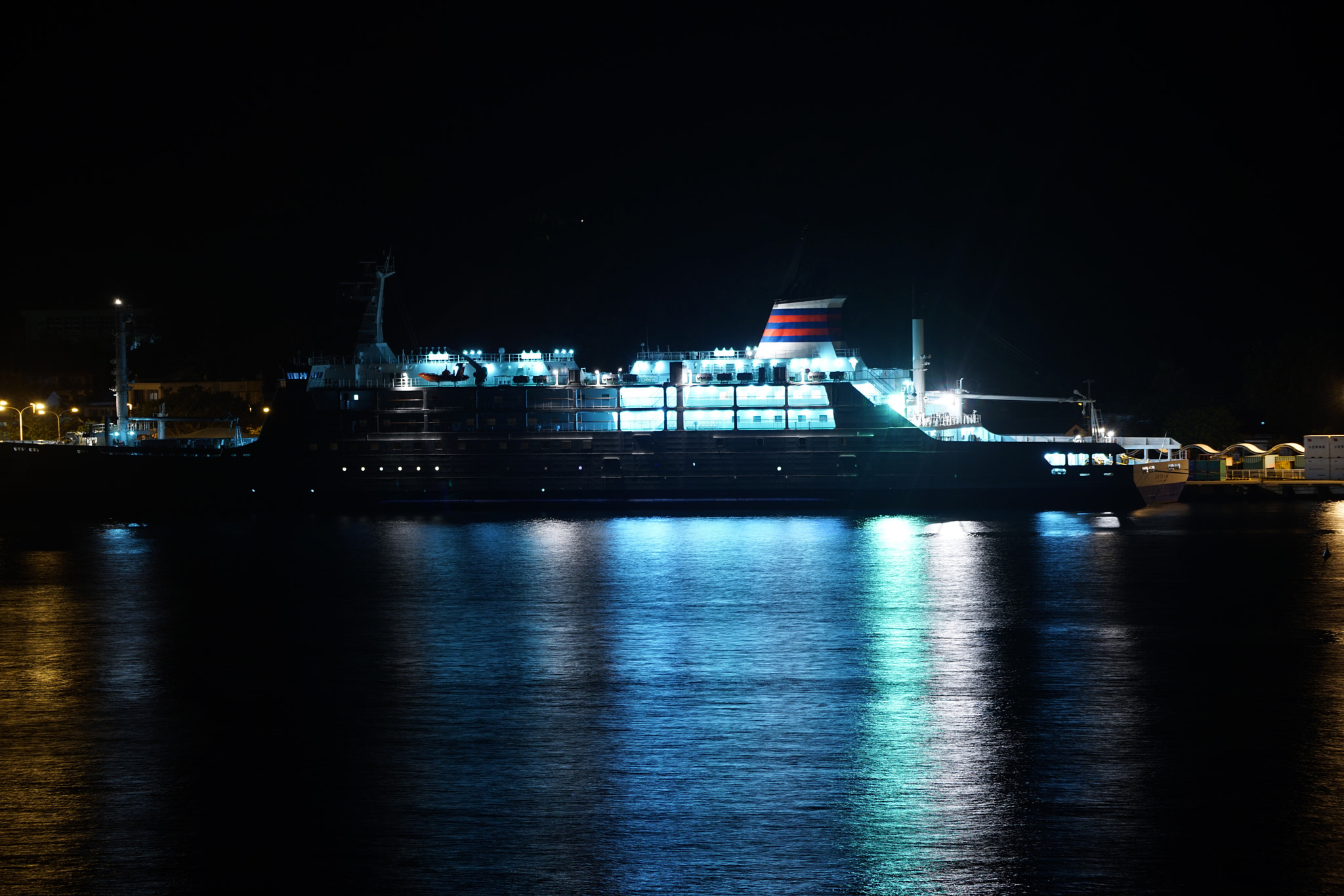 Sony FE 70-200mm F4 G OSS sample photo. The ship lightning and reflection photography