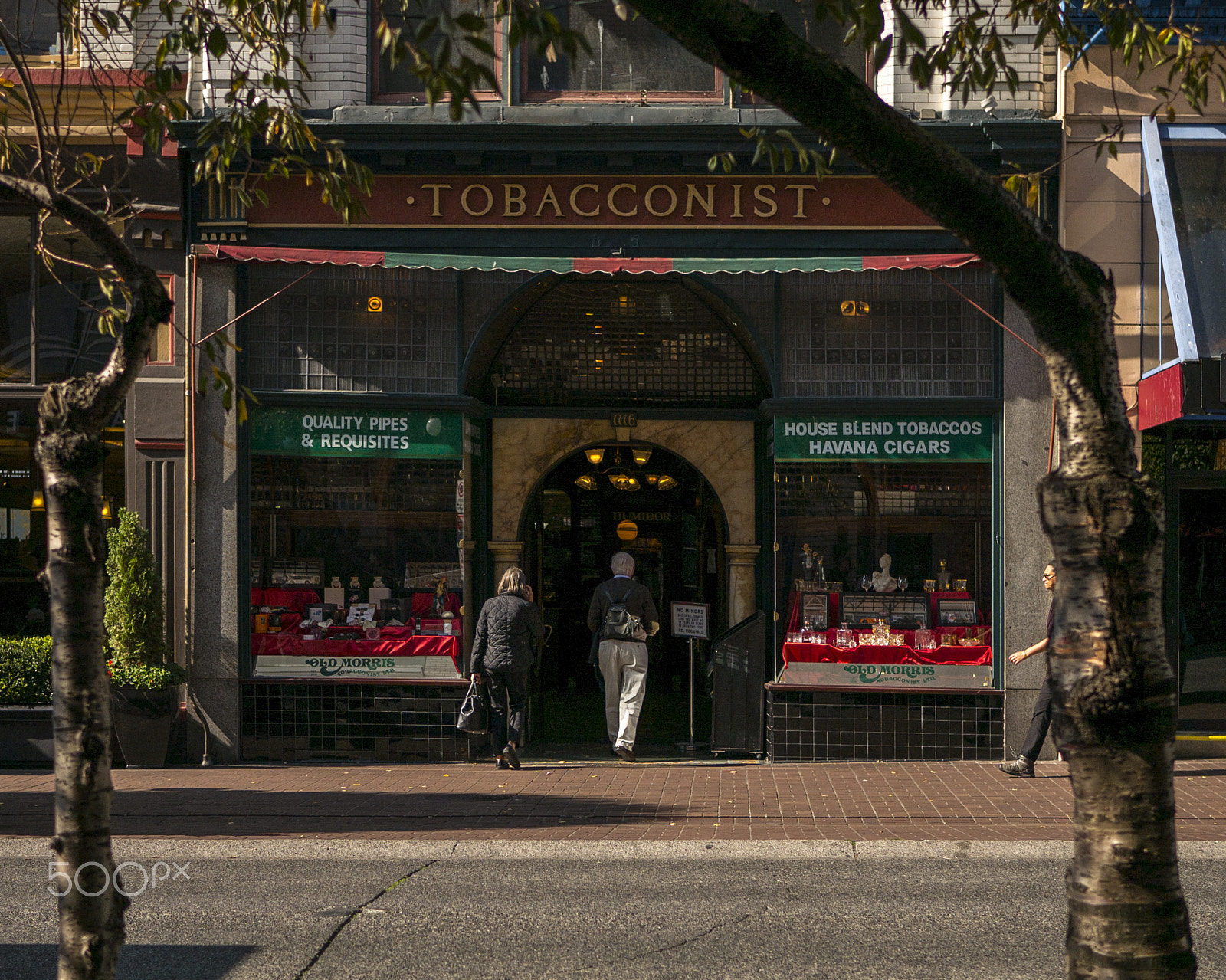 Panasonic Lumix DMC-G7 + LUMIX G 25/F1.7 sample photo. Tobacco store photography