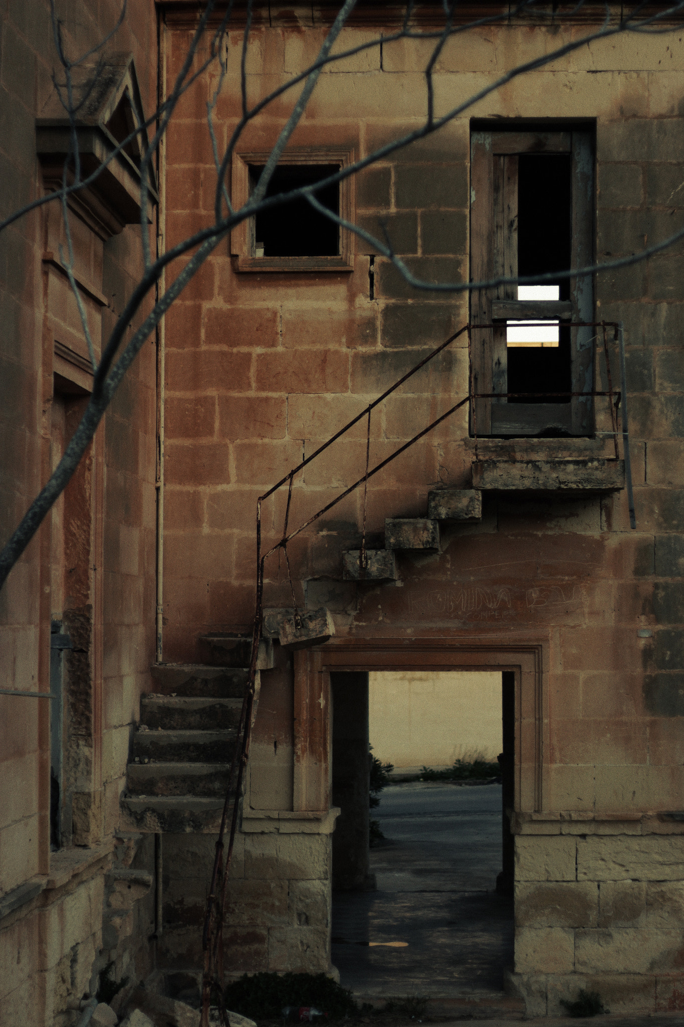 Canon EOS 700D (EOS Rebel T5i / EOS Kiss X7i) + Canon EF 50mm F1.8 II sample photo. Abandoned photography