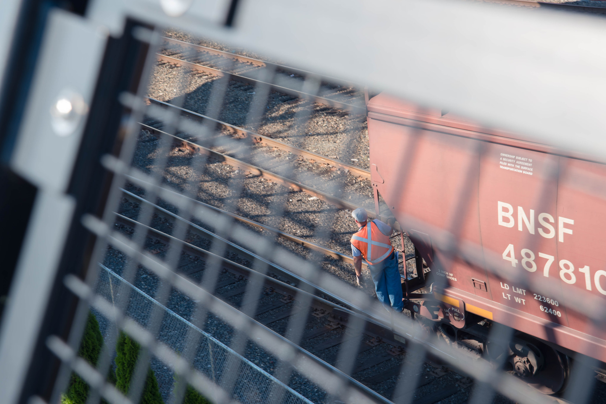 AF Zoom-Nikkor 24-120mm f/3.5-5.6D IF sample photo. Train staff photography