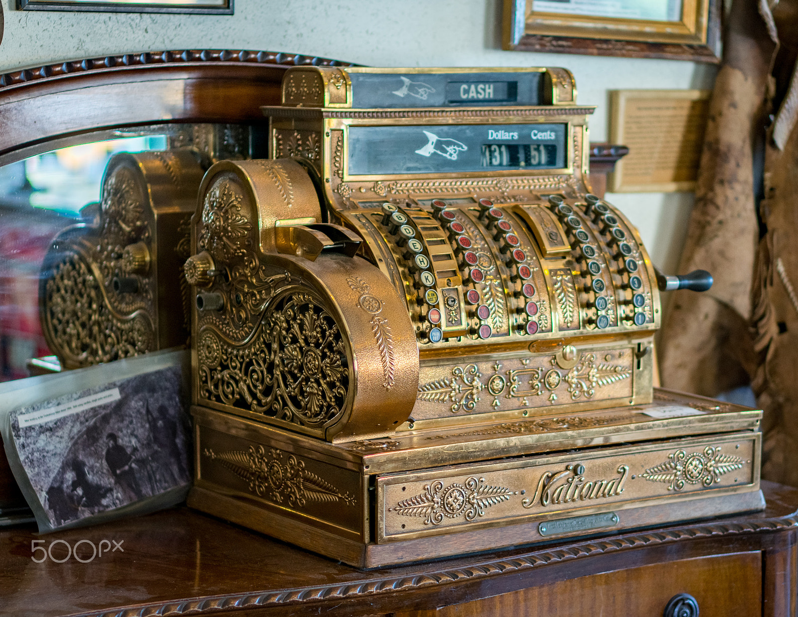 Sony Alpha NEX-5R sample photo. Golden cashbox from the past photography