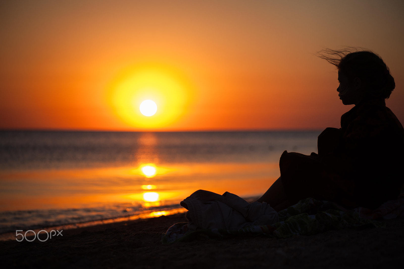 Canon EF 75-300mm f/4-5.6 USM sample photo. The child looks at the sea sunset photography