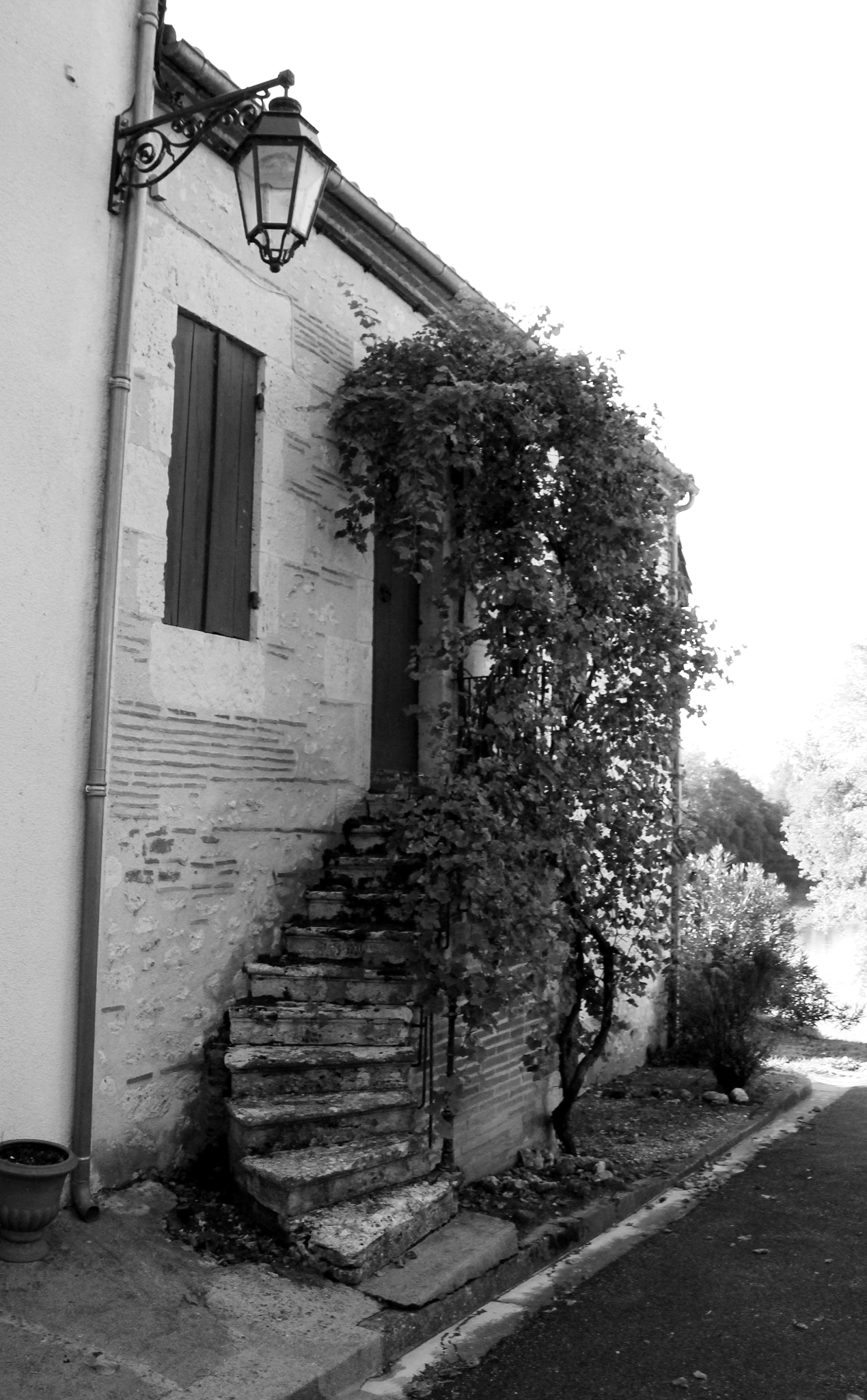 Canon EOS 1100D (EOS Rebel T3 / EOS Kiss X50) + Canon TS-E 90mm F2.8 Tilt-Shift sample photo. Stone house in castelmoron photography