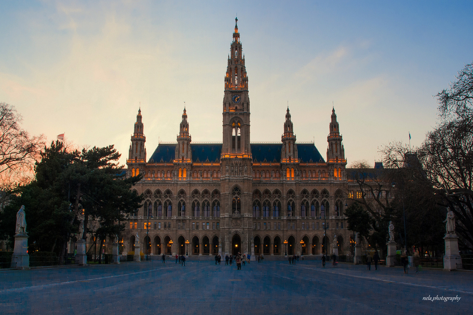 Nikon D80 + Sigma 18-200mm F3.5-6.3 DC sample photo. Evening in front of the town hall photography