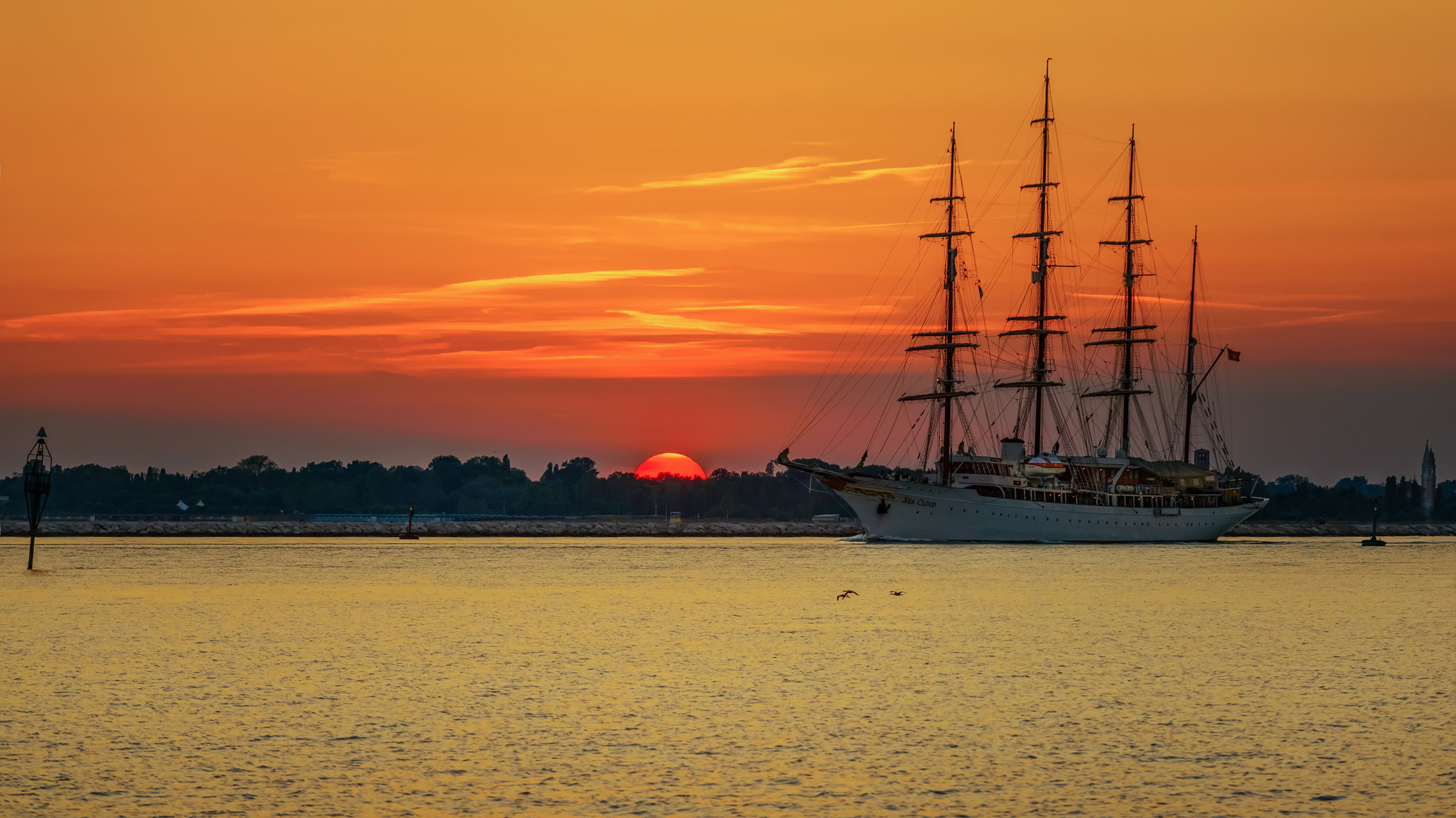Sony a7R II + Canon EF 70-200mm F4L USM sample photo. Romantic sunset in the lagoon of venice. photography