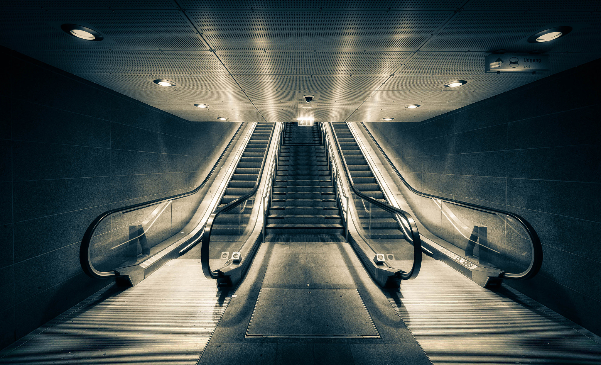 Panasonic Lumix DMC-GX7 + Panasonic Lumix G Vario 7-14mm F4 ASPH sample photo. Copenhagen metro station photography