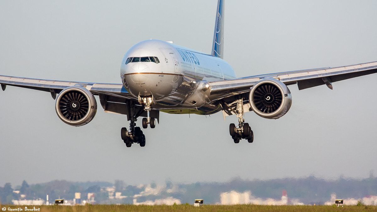 Canon EF 600mm F4L IS II USM sample photo. Boeing 777-200er united n77019 - cdg photography