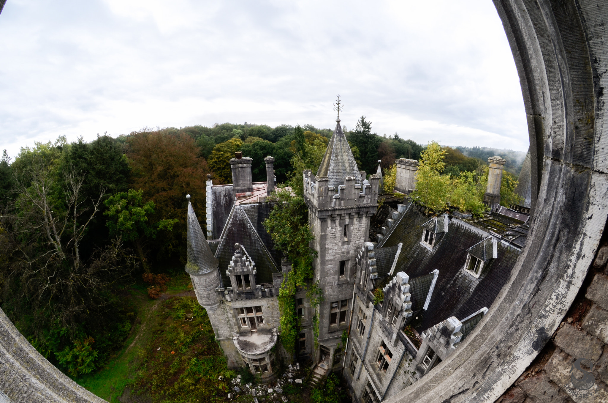 Nikon D5100 + Samyang 8mm F3.5 Aspherical IF MC Fisheye sample photo. Right wing from the dungeon tower photography