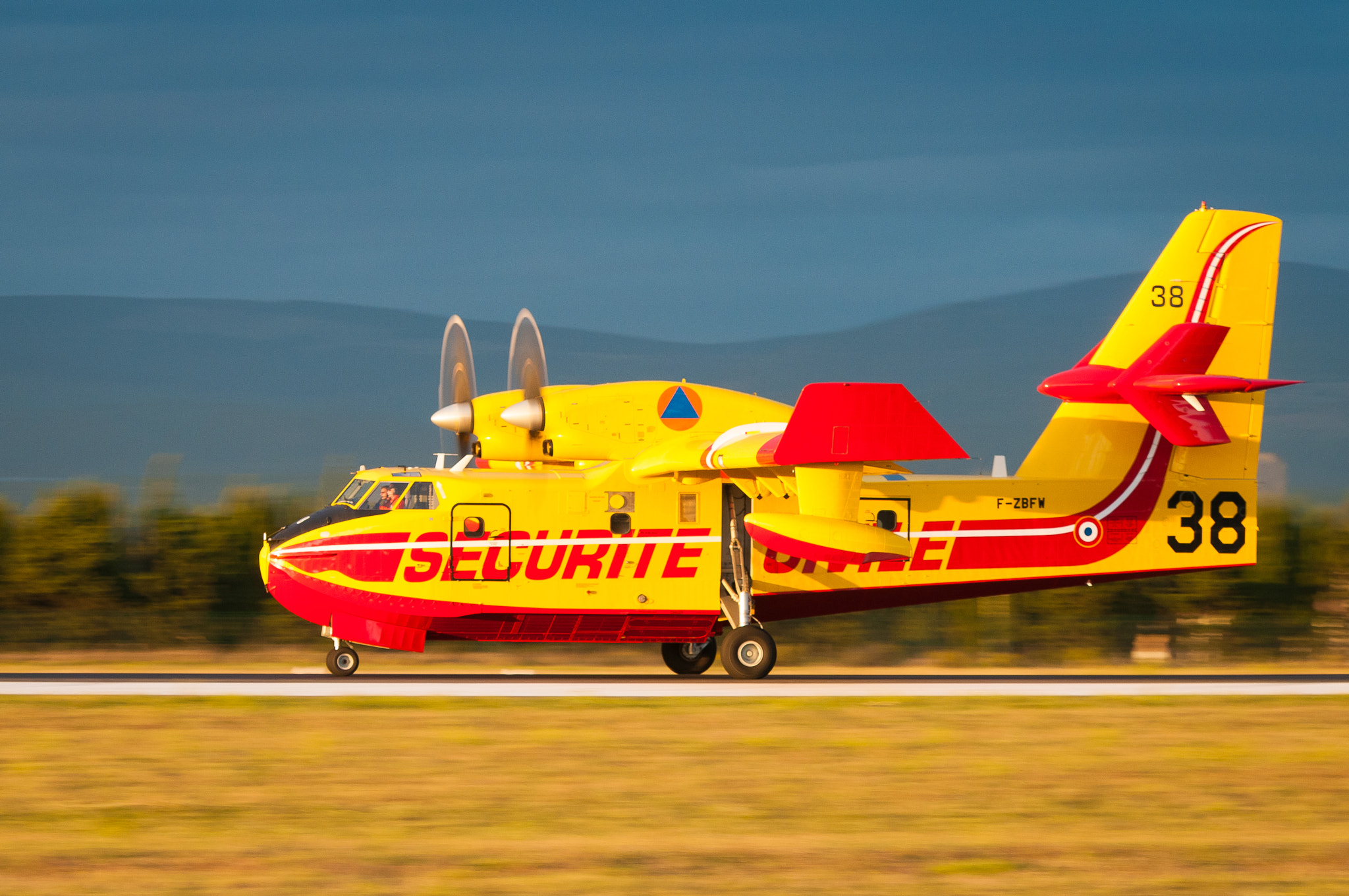 Nikon AF-S Nikkor 70-200mm F2.8G ED VR II sample photo. Sunset take-off photography