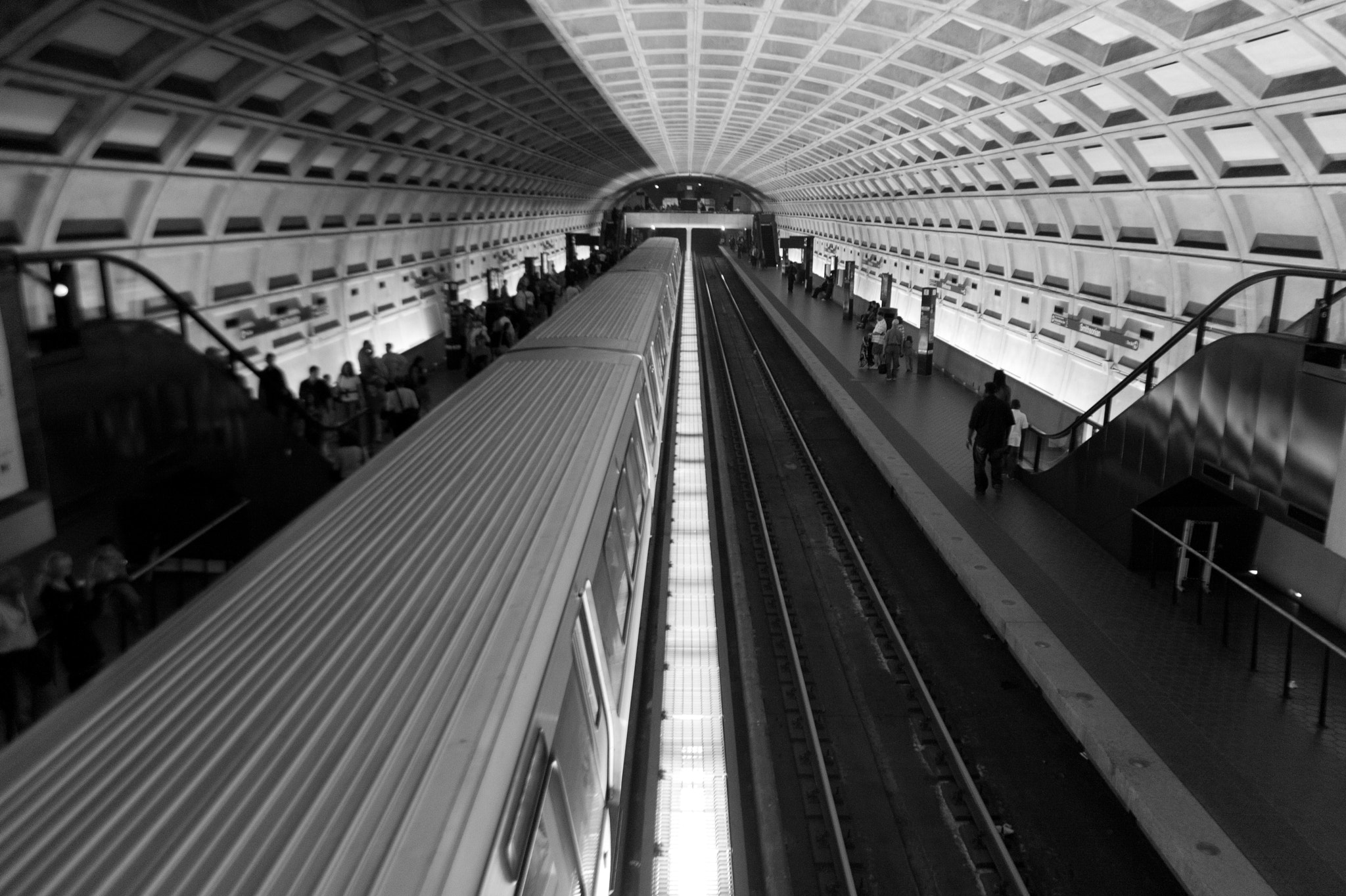 Tamron SP AF 17-50mm F2.8 XR Di II LD Aspherical (IF) sample photo. Smithsonian metro station photography