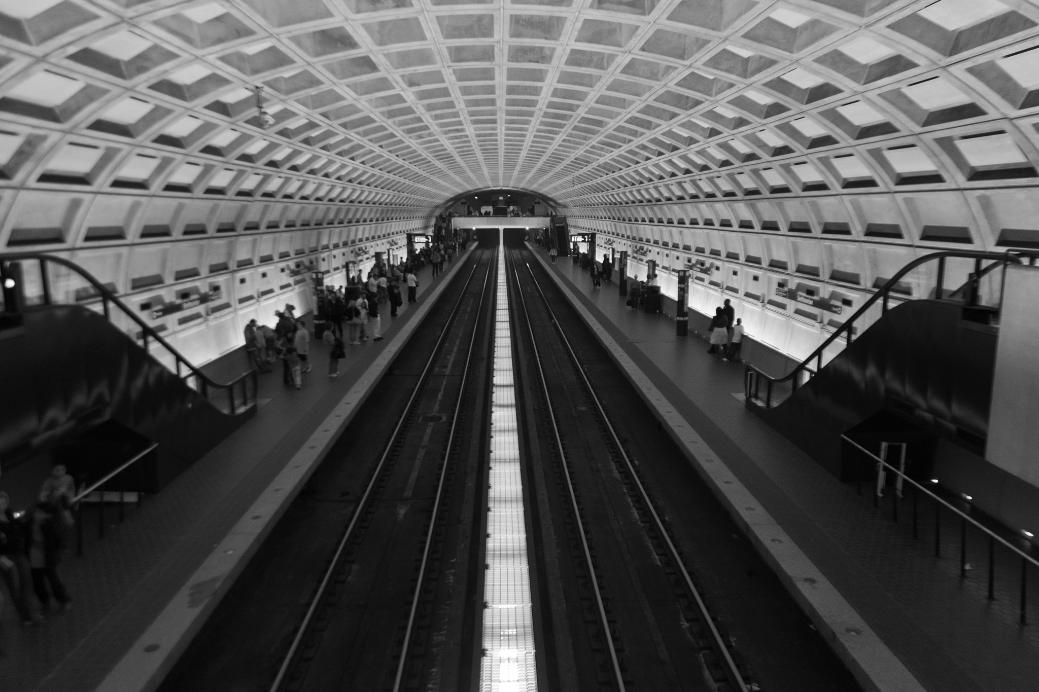 Tamron SP AF 17-50mm F2.8 XR Di II LD Aspherical (IF) sample photo. Smithsonian metro station photography