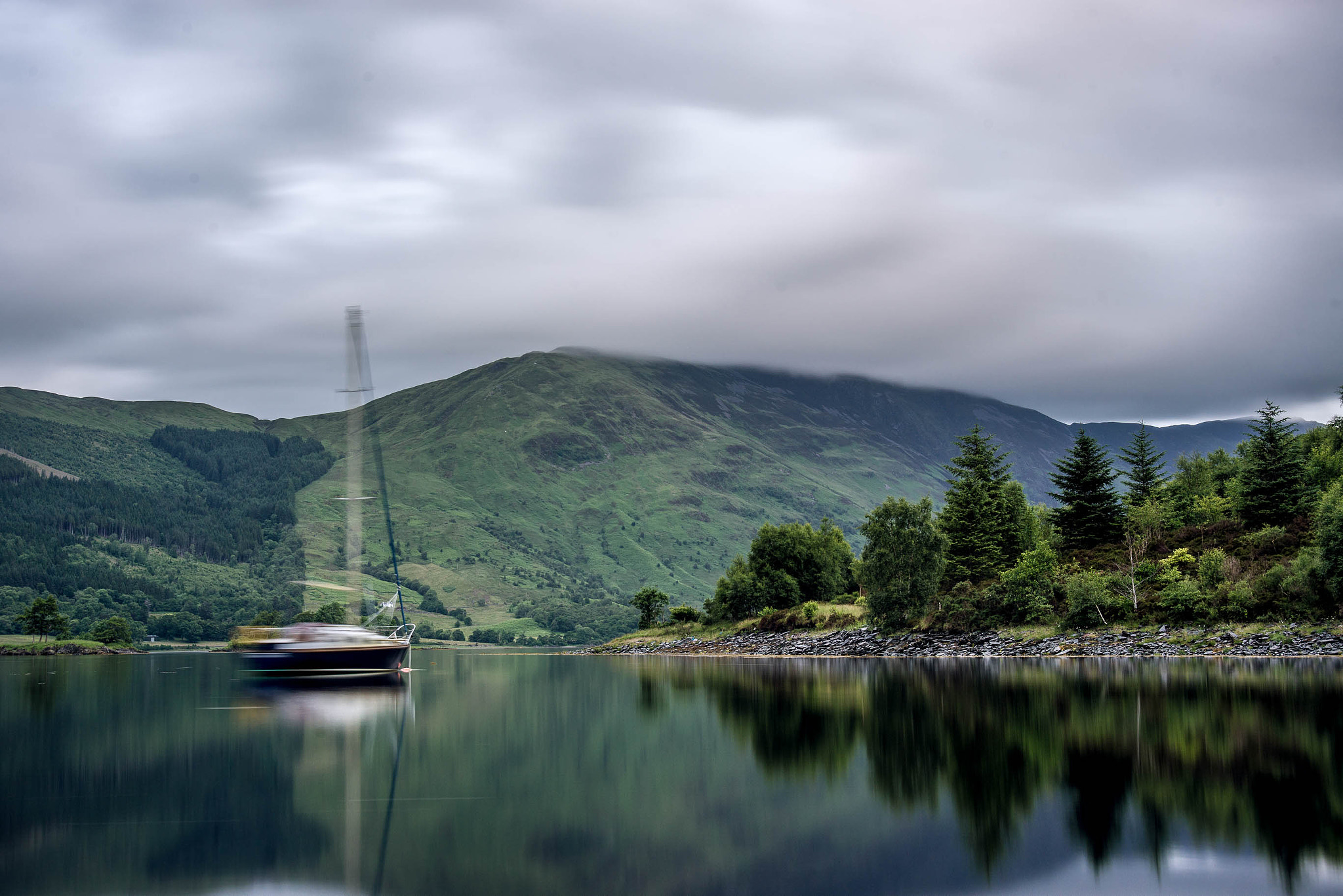 AF Zoom-Nikkor 28-80mm f/3.3-5.6G sample photo. Reflection in the lake photography