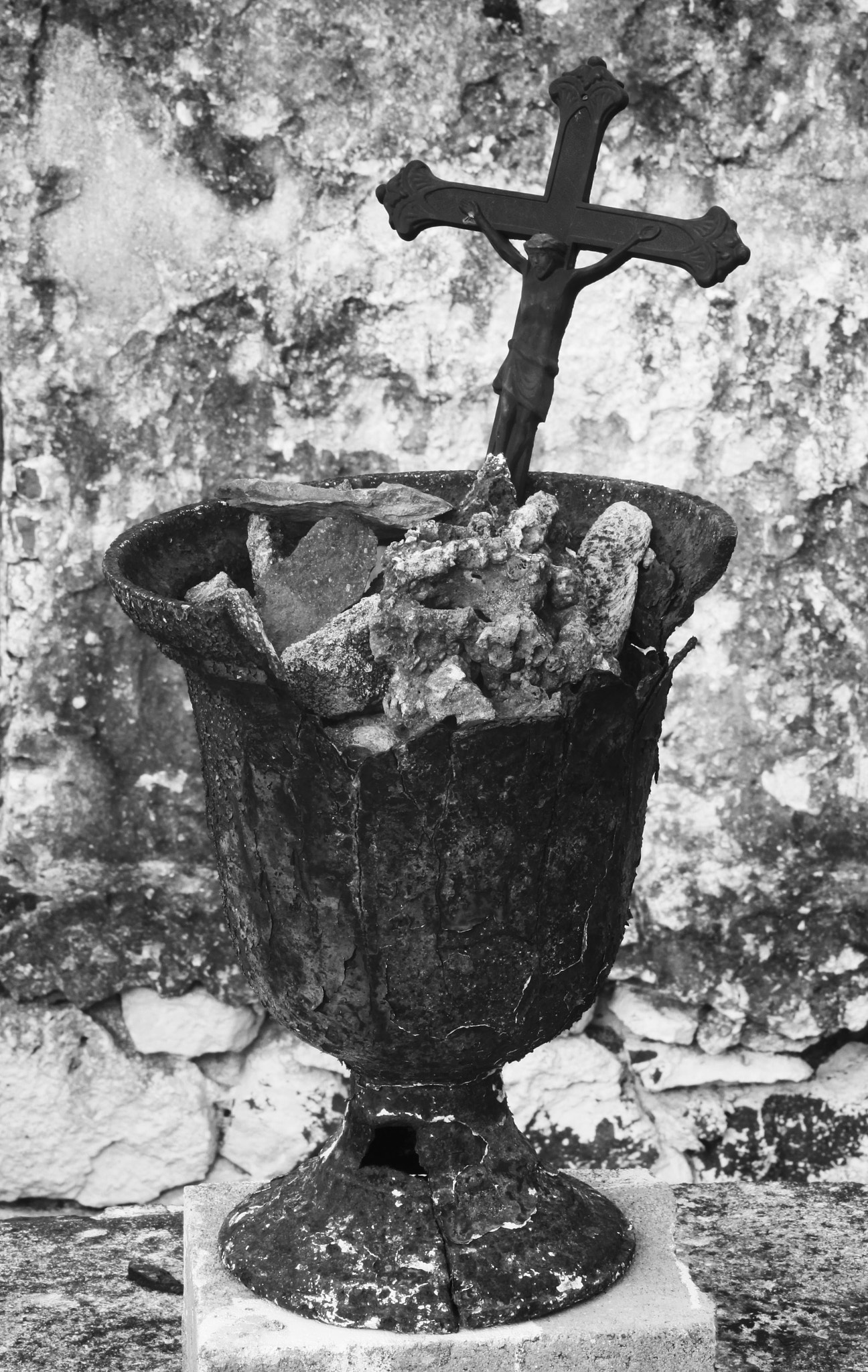 Canon EF 28-90mm f/4-5.6 sample photo. Pot, croix & cailloux photography