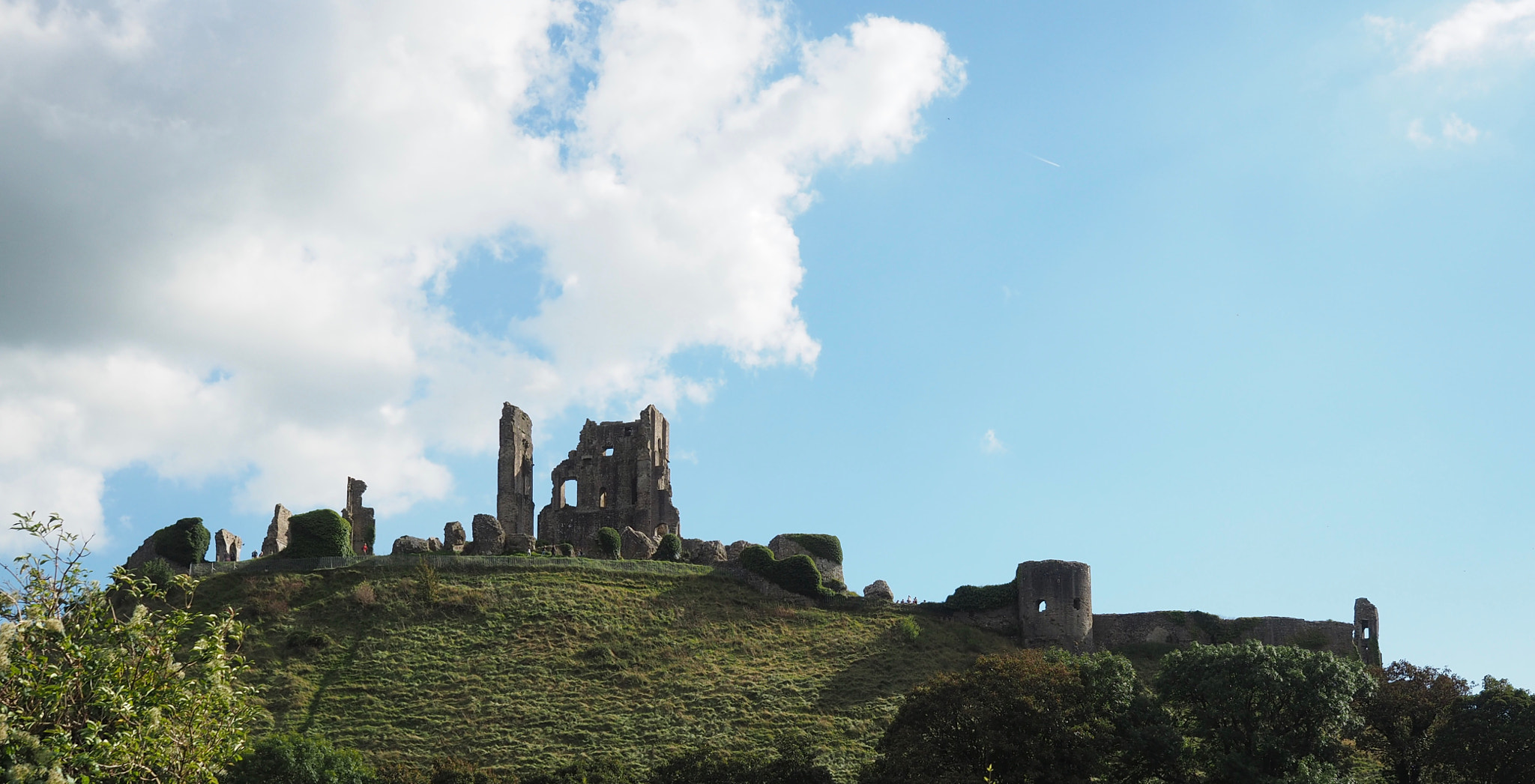 Olympus OM-D E-M5 II + Olympus M.Zuiko Digital ED 12-40mm F2.8 Pro sample photo. Corfe castle in dorset photography