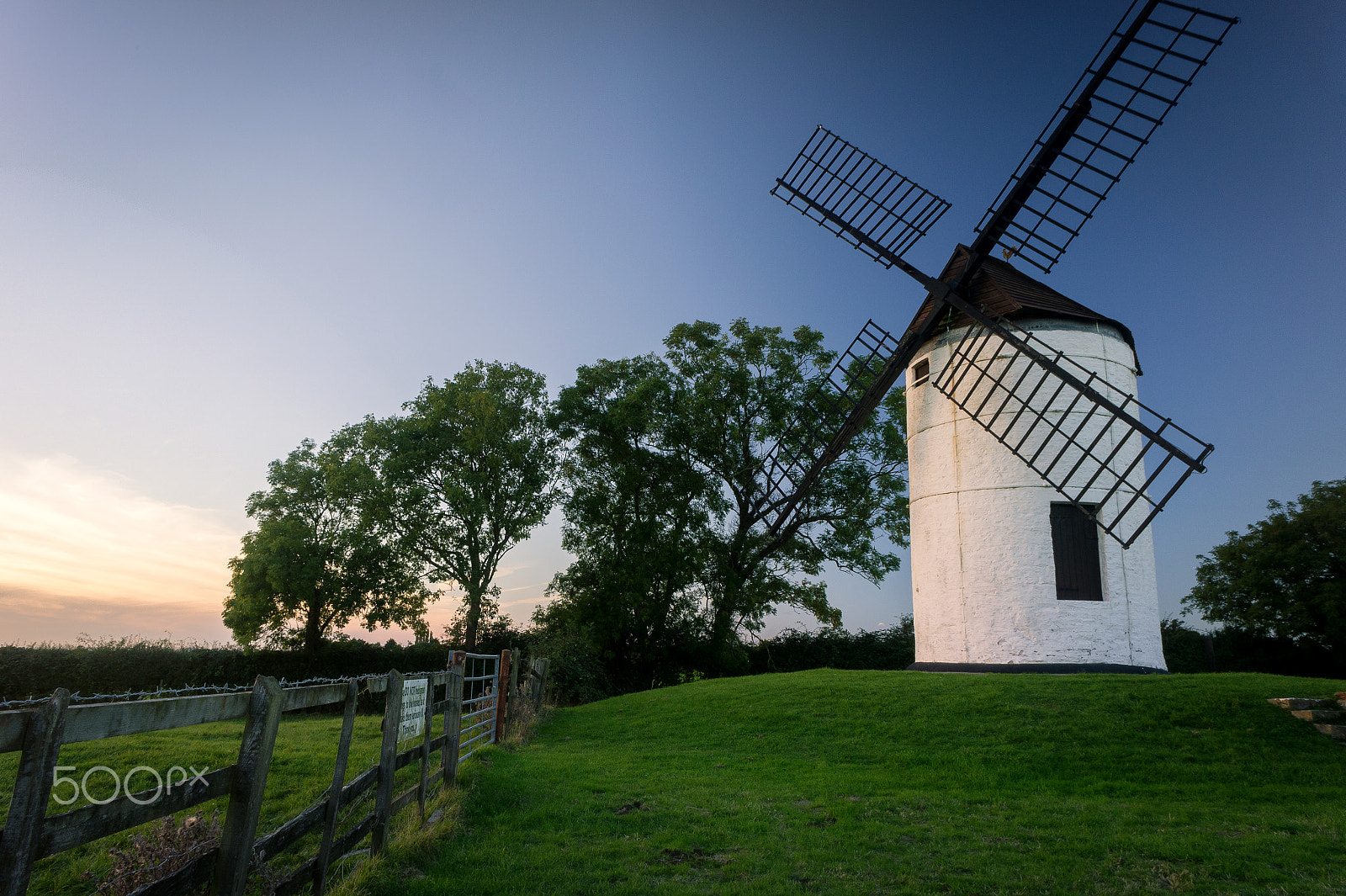 Sony Alpha NEX-5 + Sony E 16mm F2.8 sample photo. Sunset revolutions photography