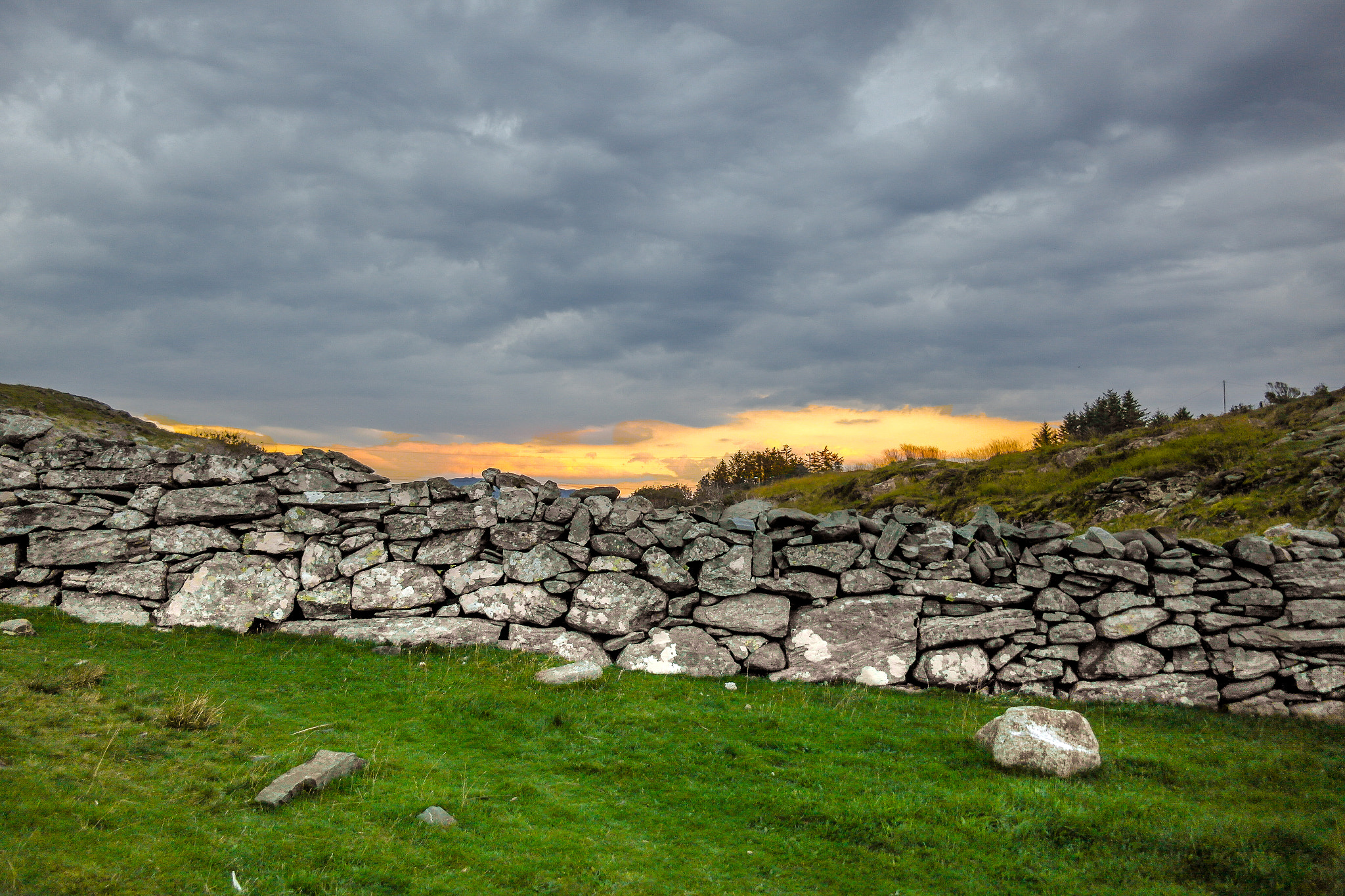 Samsung NX210 sample photo. The wall photography