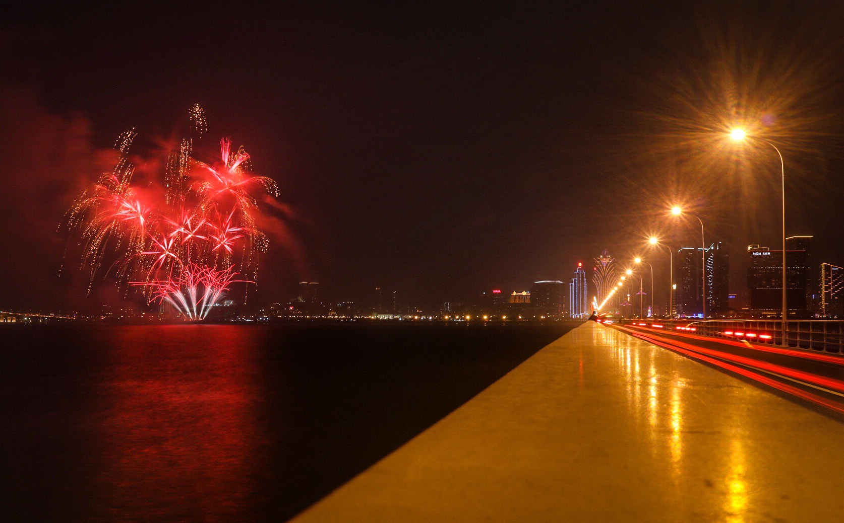 Canon EOS 760D (EOS Rebel T6s / EOS 8000D) + Canon EF-S 18-55mm F3.5-5.6 IS STM sample photo. Fireworks~ photography