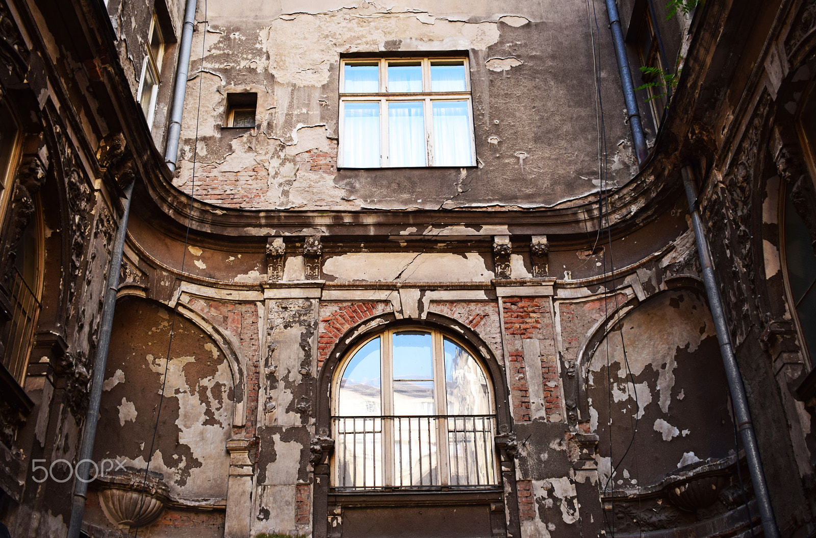 Nikon D3300 + Zeiss Milvus 35mm f/2 sample photo. Old rustic building photography