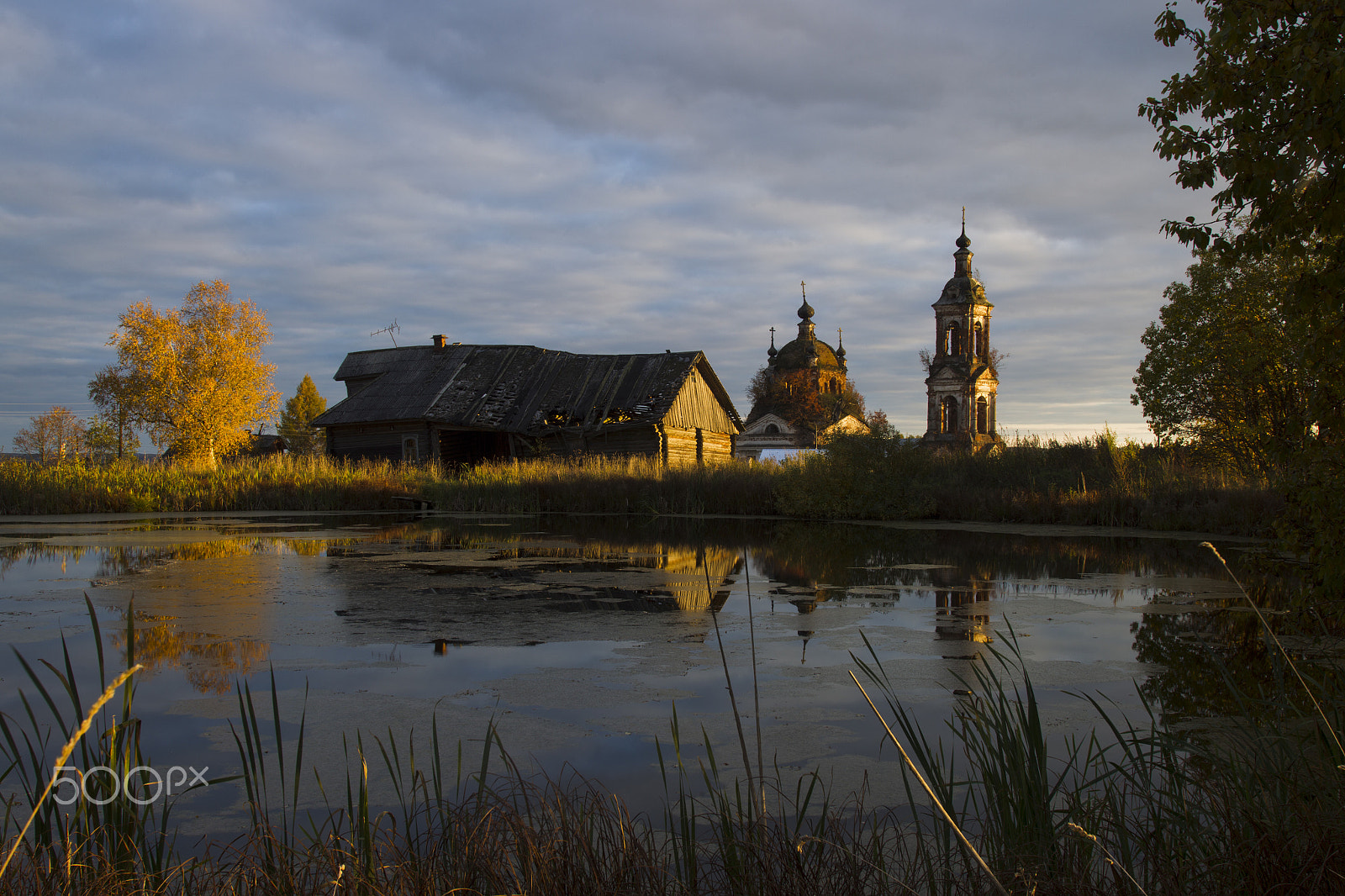Canon EOS-1D Mark IV + Canon EF 17-35mm f/2.8L sample photo. Autumn landscape with a pond, house and church photography