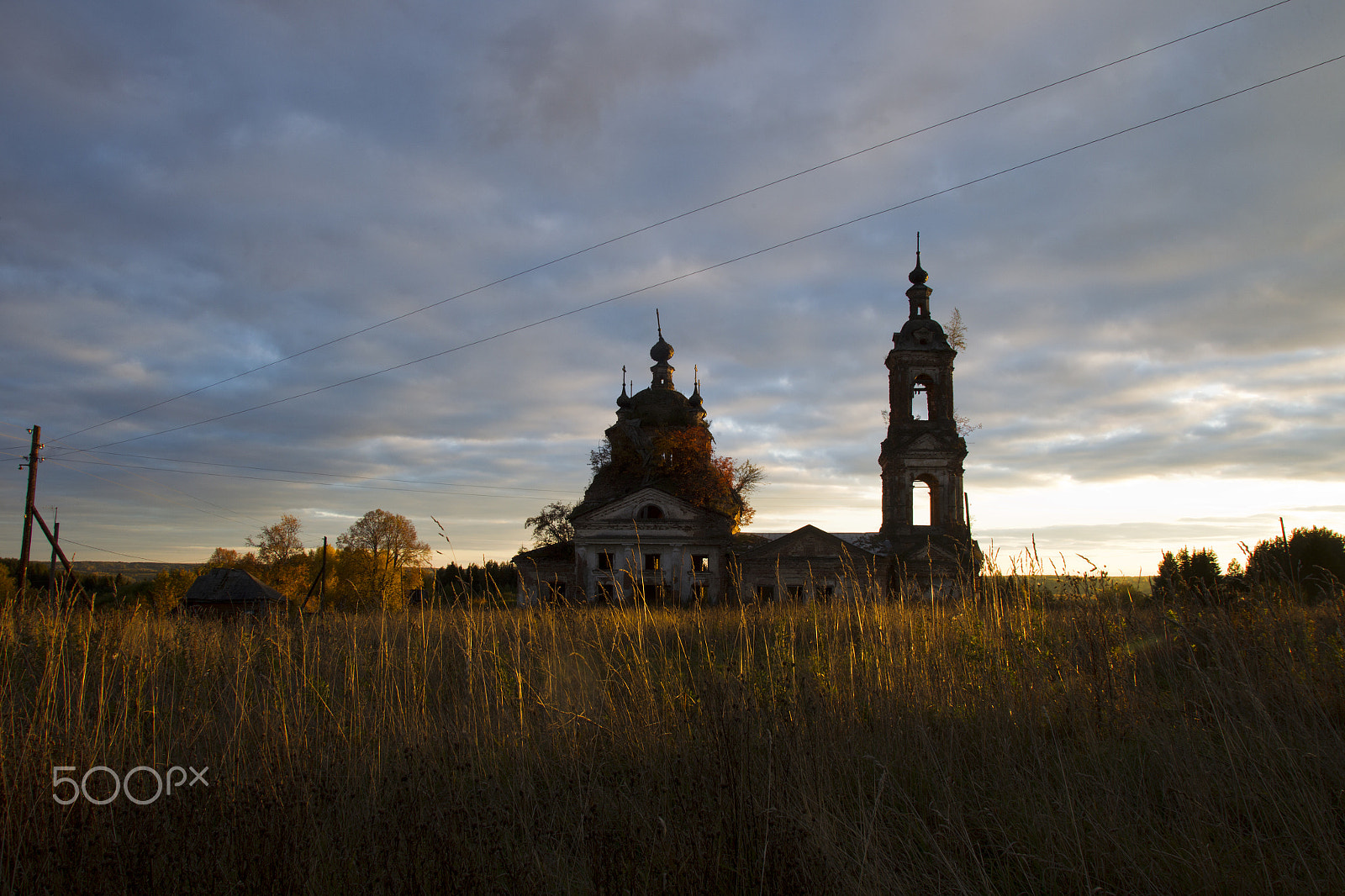 Canon EF 17-35mm f/2.8L sample photo. Autumn landscape with a house and church photography