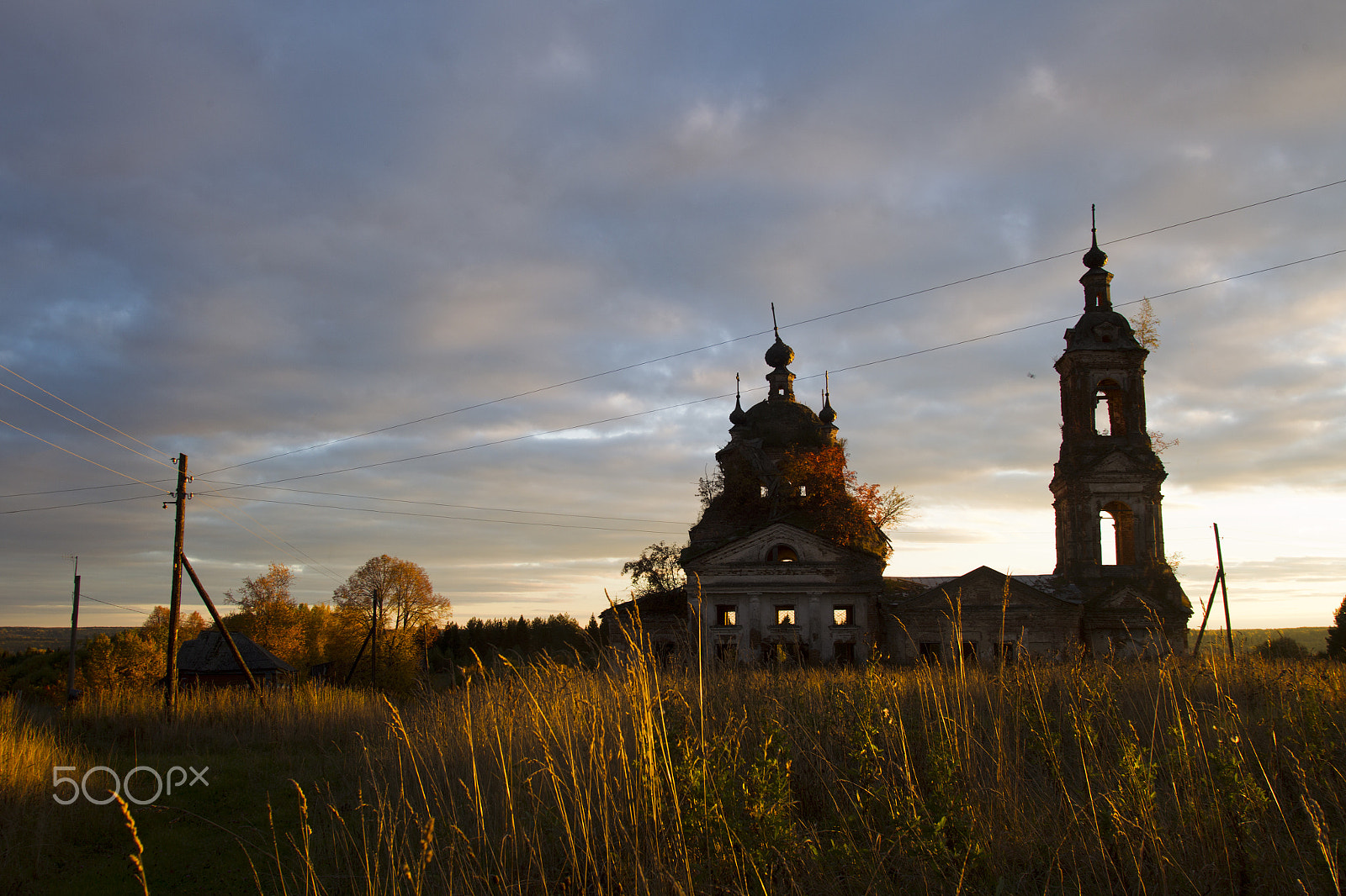 Canon EF 17-35mm f/2.8L sample photo. Autumn landscape with a house and church photography