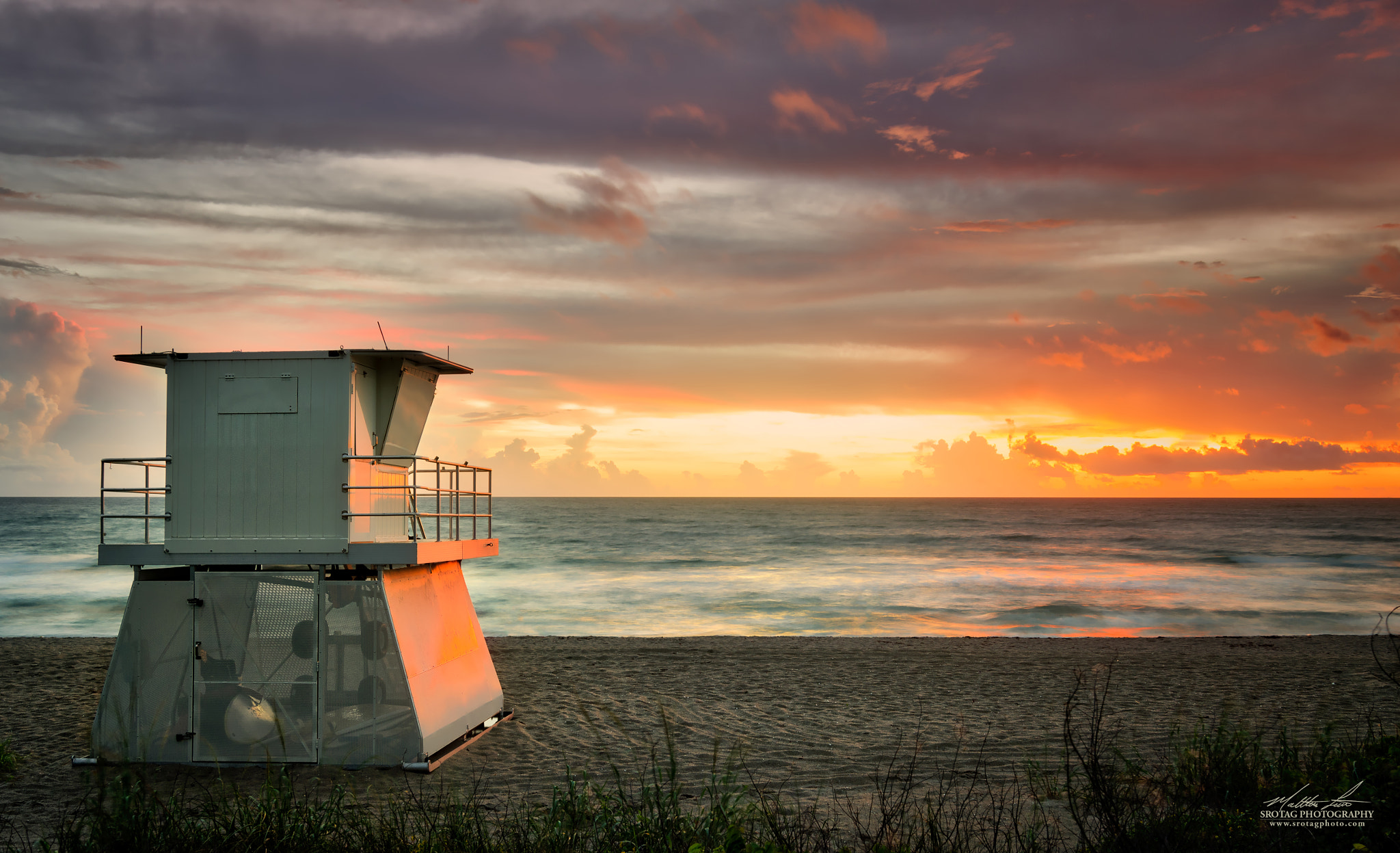 Nikon AF-S Nikkor 17-35mm F2.8D ED-IF sample photo. Lifeguard tower sunrise photography