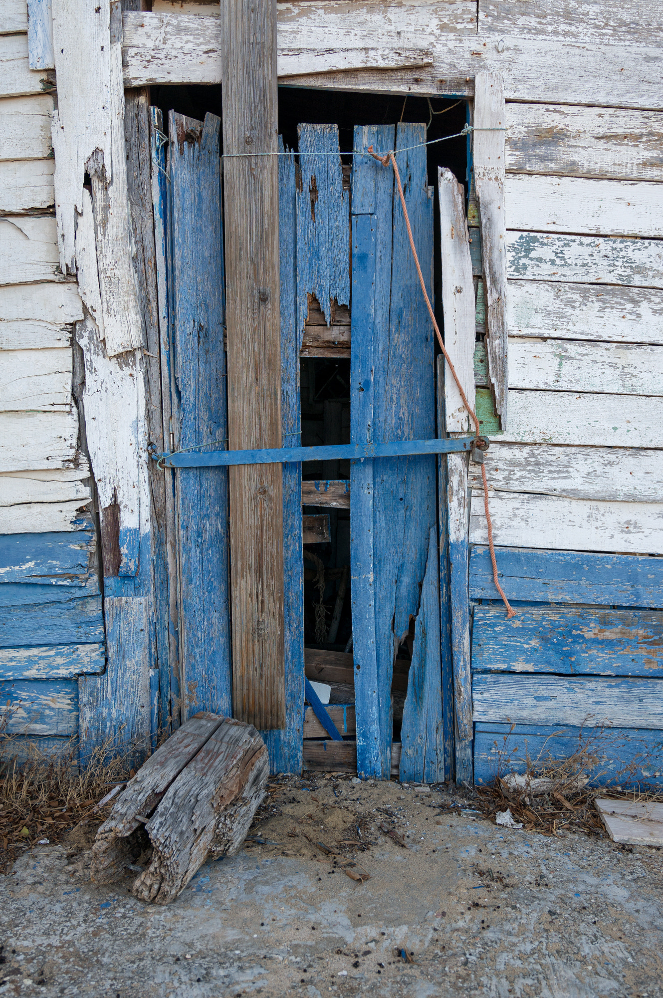 Sony Alpha NEX-5T + 16-35mm F4 ZA OSS sample photo. Old door  photography