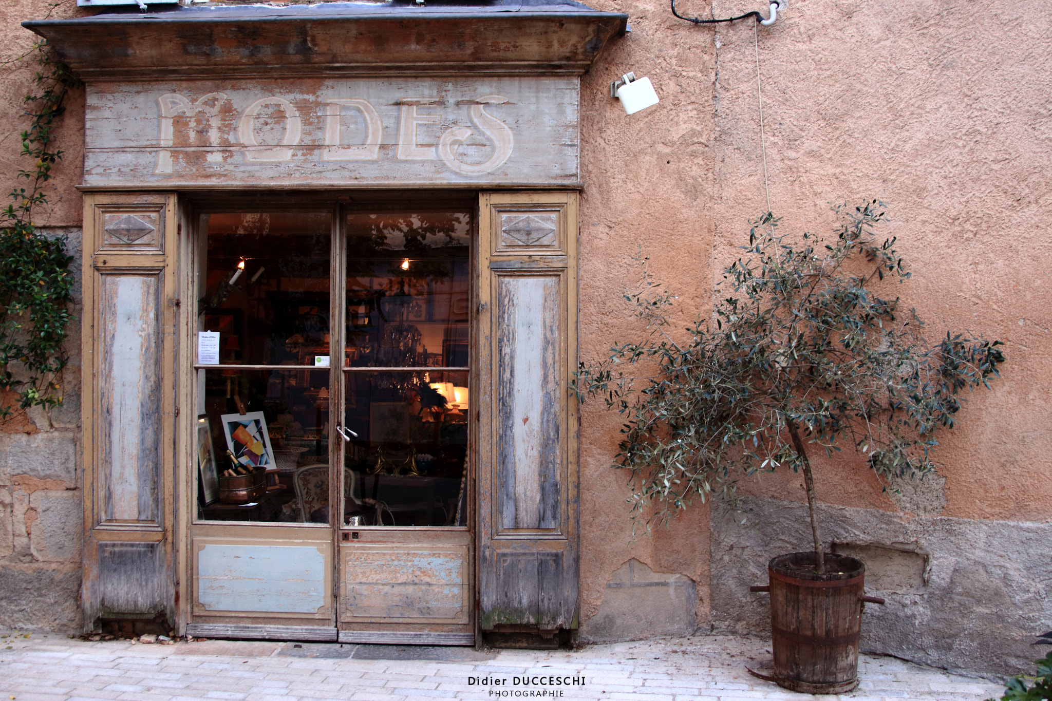 Canon EOS 80D + Sigma 18-50mm f/3.5-5.6 DC sample photo. Storefront from the past photography