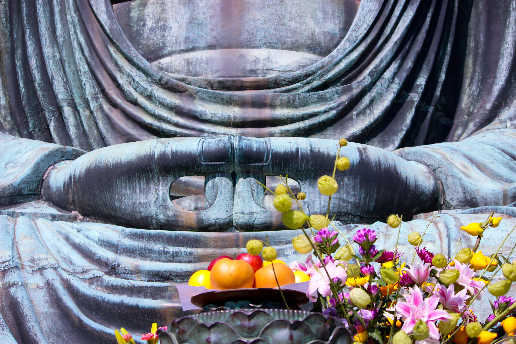 Canon EOS 100D (EOS Rebel SL1 / EOS Kiss X7) sample photo. Hands and offerings - kamakura daibutsu photography